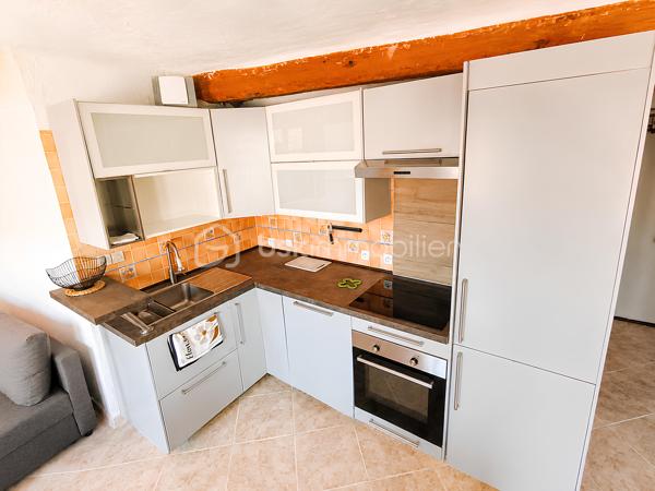 🏡 OLLIOULES CENTRE HISTORIQUE — Appartement de charme T3 de 51 m² • Vendu entièrement meublé • Rénové • Aucun travaux • Faibles charges • 2 chambres

Le charme de l'ancien, le confort d'aujourd'hui et une adresse où tout se fait à pied.

À seulement quelques pas de la place Jean Jaurès, des commerces, des écoles, du marché provençal et de toutes les commodités, découvrez un appartement de charme de 51 m², niché au 3ᵉ étage sur 4 d'un immeuble datant de 1879, où le charme de l'ancien rencontre le confort d'une rénovation soignée.

Vendu entièrement meublé et équipé, il vous permettra de vous installer immédiatement ou de démarrer un projet locatif sans investissement complémentaire. Mobilier intégralement inclus dans le prix de vente.

Derrière cette façade chargée d'histoire se dévoile un appartement entièrement rénové et soigneusement entretenu, où les rénovations ont été réalisées avec soin afin d'offrir un cadre de vie confortable tout en préservant l'âme des lieux.
La cage d'escalier, entièrement rénovée il y a seulement un an, témoigne également du soin apporté à l'entretien de la copropriété.
________________________________________

Dès l'entrée, une agréable sensation de bien-être s'installe. 

La lumière naturelle baigne les pièces de vie tandis que les matériaux choisis créent une ambiance chaleureuse et accueillante.

Le séjour, exposé Sud-Est, constitue un véritable espace de vie convivial.

Les volumes, la belle hauteur sous plafond et les poutres apparentes confèrent au séjour une atmosphère chaleureuse et authentique, typique des appartements du centre historique.

Ouverte sur le séjour, la cuisine entièrement équipée, installée il y a seulement quelques années, séduit par son design contemporain, ses nombreux rangements et sa fonctionnalité au quotidien avec une belle surface d'environ 25 m².

L'espace nuit se compose de deux véritables chambres d'environ 11 m² et 9 m², chacune bénéficiant d'un espace dressing ouvert particulièrement pratique.

La salle d'eau, moderne et parfaitement entretenue avec WC et équipée d'un meuble double vasque avec miroir contemporains complète harmonieusement l'ensemble.
________________________________________

✨ Des prestations pensées pour votre confort

Soucieuse d'offrir un cadre de vie plus confortable et économe en énergie, la propriétaire a entrepris plusieurs travaux d'amélioration :

✔ Isolation des deux chambres réalisée il y a un an

✔ Porte d'entrée remplacée il y a un an

✔ Fenêtres PVC à double vitrage phonique

✔ Tableau électrique remplacé il y a seulement 3 mois

✔ Chauffe-eau neuf (3 mois)

✔ VMC neuve (3 mois)

✔ Chauffage individuel électrique moderne au design cheminée

✔ Fibre optique

✔ Raccordement au tout-à-l'égout

Ces améliorations contribuent à offrir un appartement confortable, économe et parfaitement adapté aux exigences de la vie actuelle.

L'appartement est aujourd'hui en excellent état général et ne nécessite aucun travaux. Vous n'aurez plus qu'à poser vos valises.
________________________________________

🏢 Une copropriété bien entretenue

Administrée par un syndic professionnel, la copropriété est parfaitement entretenue et bénéficie de faibles charges d'environ 40 € par mois, comprenant notamment :

• les honoraires du syndic ;

• l'assurance de l'immeuble ;

• l'entretien des parties communes ;

• le passage d'une société de nettoyage trois fois par mois ;

• Un fond de travaux.

Taxe foncière : environ 800 € par an.
________________________________________

📍 Un emplacement privilégié

Vivre au cœur d'Ollioules, c'est profiter d'un quotidien où tout se fait à pied : commerces, restaurants, marché provençal, écoles, services et animations du village sont accessibles en seulement quelques minutes.

Le stationnement est facilité grâce aux nombreux parkings publics situés à proximité immédiate de l'appartement. Vous profitez ainsi de tous les avantages du centre historique sans renoncer au confort d'un stationnement pratique au quotidien.
________________________________________

❤️ Les atouts de ce bien :

🏡 51 m²

🛋️ Appartement vendu entièrement meublé et équipé

🏛️ Immeuble chargé d'histoire construit en 1879

📍 Emplacement privilégié au cœur du centre historique

✨ Aucun travaux à prévoir

🏠 Appartement en excellent état

☀️ Appartement lumineux

📐 Belle hauteur sous plafond

🪵 Poutres apparentes

☀️ Séjour lumineux exposé Sud-Est d'environ 25 m²

🛏️ 2 chambres avec espaces dressing

🍽️ Cuisine équipée récente

🚪 Porte d'entrée remplacée il y a un an

♨️ Chauffe-eau neuf

🌬️ VMC neuve

⚡ Tableau électrique récent

🪟 Double vitrage phonique PVC

🧱 Isolation récente des chambres

📶 Fibre optique

🔥 Chauffage individuel moderne

💶 Charges de copropriété : 40 €/mois

🚶 Centre-ville, commerces, écoles et marché accessibles à pied

🅿️ Nombreux parkings à proximité immédiate
________________________________________

Que vous recherchiez votre résidence principale, un pied-à-terre plein de charme ou un investissement patrimonial dans l'un des villages les plus recherchés de l'Ouest Toulonnais, cet appartement représente une opportunité rare sur le secteur.

Entre le charme de l'ancien, la qualité de sa rénovation, son mobilier intégralement inclus, ses faibles charges et son emplacement privilégié au cœur d'Ollioules, cet appartement réunit de nombreux atouts qui en font une opportunité rare.

Une adresse pleine de charme qui ne demande plus qu'à accueillir ses futurs propriétaires.

Contactez-moi dès aujourd'hui pour organiser votre visite.

Parcourez les photos pour consulter le plan 2D de l'appartement pour vous immerger dans chaque pièce.
Prix : 176 000 € Honoraires d'agence inclus.
