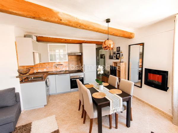 🏡 OLLIOULES CENTRE HISTORIQUE — Appartement de charme T3 de 51 m² • Vendu entièrement meublé • Rénové • Aucun travaux • Faibles charges • 2 chambres

Le charme de l'ancien, le confort d'aujourd'hui et une adresse où tout se fait à pied.

À seulement quelques pas de la place Jean Jaurès, des commerces, des écoles, du marché provençal et de toutes les commodités, découvrez un appartement de charme de 51 m², niché au 3ᵉ étage sur 4 d'un immeuble datant de 1879, où le charme de l'ancien rencontre le confort d'une rénovation soignée.

Vendu entièrement meublé et équipé, il vous permettra de vous installer immédiatement ou de démarrer un projet locatif sans investissement complémentaire. Mobilier intégralement inclus dans le prix de vente.

Derrière cette façade chargée d'histoire se dévoile un appartement entièrement rénové et soigneusement entretenu, où les rénovations ont été réalisées avec soin afin d'offrir un cadre de vie confortable tout en préservant l'âme des lieux.
La cage d'escalier, entièrement rénovée il y a seulement un an, témoigne également du soin apporté à l'entretien de la copropriété.
________________________________________

Dès l'entrée, une agréable sensation de bien-être s'installe. 

La lumière naturelle baigne les pièces de vie tandis que les matériaux choisis créent une ambiance chaleureuse et accueillante.

Le séjour, exposé Sud-Est, constitue un véritable espace de vie convivial.

Les volumes, la belle hauteur sous plafond et les poutres apparentes confèrent au séjour une atmosphère chaleureuse et authentique, typique des appartements du centre historique.

Ouverte sur le séjour, la cuisine entièrement équipée, installée il y a seulement quelques années, séduit par son design contemporain, ses nombreux rangements et sa fonctionnalité au quotidien avec une belle surface d'environ 25 m².

L'espace nuit se compose de deux véritables chambres d'environ 11 m² et 9 m², chacune bénéficiant d'un espace dressing ouvert particulièrement pratique.

La salle d'eau, moderne et parfaitement entretenue avec WC et équipée d'un meuble double vasque avec miroir contemporains complète harmonieusement l'ensemble.
________________________________________

✨ Des prestations pensées pour votre confort

Soucieuse d'offrir un cadre de vie plus confortable et économe en énergie, la propriétaire a entrepris plusieurs travaux d'amélioration :

✔ Isolation des deux chambres réalisée il y a un an

✔ Porte d'entrée remplacée il y a un an

✔ Fenêtres PVC à double vitrage phonique

✔ Tableau électrique remplacé il y a seulement 3 mois

✔ Chauffe-eau neuf (3 mois)

✔ VMC neuve (3 mois)

✔ Chauffage individuel électrique moderne au design cheminée

✔ Fibre optique

✔ Raccordement au tout-à-l'égout

Ces améliorations contribuent à offrir un appartement confortable, économe et parfaitement adapté aux exigences de la vie actuelle.

L'appartement est aujourd'hui en excellent état général et ne nécessite aucun travaux. Vous n'aurez plus qu'à poser vos valises.
________________________________________

🏢 Une copropriété bien entretenue

Administrée par un syndic professionnel, la copropriété est parfaitement entretenue et bénéficie de faibles charges d'environ 40 € par mois, comprenant notamment :

• les honoraires du syndic ;

• l'assurance de l'immeuble ;

• l'entretien des parties communes ;

• le passage d'une société de nettoyage trois fois par mois ;

• Un fond de travaux.

Taxe foncière : environ 800 € par an.
________________________________________

📍 Un emplacement privilégié

Vivre au cœur d'Ollioules, c'est profiter d'un quotidien où tout se fait à pied : commerces, restaurants, marché provençal, écoles, services et animations du village sont accessibles en seulement quelques minutes.

Le stationnement est facilité grâce aux nombreux parkings publics situés à proximité immédiate de l'appartement. Vous profitez ainsi de tous les avantages du centre historique sans renoncer au confort d'un stationnement pratique au quotidien.
________________________________________

❤️ Les atouts de ce bien :

🏡 51 m²

🛋️ Appartement vendu entièrement meublé et équipé

🏛️ Immeuble chargé d'histoire construit en 1879

📍 Emplacement privilégié au cœur du centre historique

✨ Aucun travaux à prévoir

🏠 Appartement en excellent état

☀️ Appartement lumineux

📐 Belle hauteur sous plafond

🪵 Poutres apparentes

☀️ Séjour lumineux exposé Sud-Est d'environ 25 m²

🛏️ 2 chambres avec espaces dressing

🍽️ Cuisine équipée récente

🚪 Porte d'entrée remplacée il y a un an

♨️ Chauffe-eau neuf

🌬️ VMC neuve

⚡ Tableau électrique récent

🪟 Double vitrage phonique PVC

🧱 Isolation récente des chambres

📶 Fibre optique

🔥 Chauffage individuel moderne

💶 Charges de copropriété : 40 €/mois

🚶 Centre-ville, commerces, écoles et marché accessibles à pied

🅿️ Nombreux parkings à proximité immédiate
________________________________________

Que vous recherchiez votre résidence principale, un pied-à-terre plein de charme ou un investissement patrimonial dans l'un des villages les plus recherchés de l'Ouest Toulonnais, cet appartement représente une opportunité rare sur le secteur.

Entre le charme de l'ancien, la qualité de sa rénovation, son mobilier intégralement inclus, ses faibles charges et son emplacement privilégié au cœur d'Ollioules, cet appartement réunit de nombreux atouts qui en font une opportunité rare.

Une adresse pleine de charme qui ne demande plus qu'à accueillir ses futurs propriétaires.

Contactez-moi dès aujourd'hui pour organiser votre visite.

Parcourez les photos pour consulter le plan 2D de l'appartement pour vous immerger dans chaque pièce.
Prix : 176 000 € Honoraires d'agence inclus.