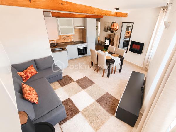 🏡 OLLIOULES CENTRE HISTORIQUE — Appartement de charme T3 de 51 m² • Vendu entièrement meublé • Rénové • Aucun travaux • Faibles charges • 2 chambres

Le charme de l'ancien, le confort d'aujourd'hui et une adresse où tout se fait à pied.

À seulement quelques pas de la place Jean Jaurès, des commerces, des écoles, du marché provençal et de toutes les commodités, découvrez un appartement de charme de 51 m², niché au 3ᵉ étage sur 4 d'un immeuble datant de 1879, où le charme de l'ancien rencontre le confort d'une rénovation soignée.

Vendu entièrement meublé et équipé, il vous permettra de vous installer immédiatement ou de démarrer un projet locatif sans investissement complémentaire. Mobilier intégralement inclus dans le prix de vente.

Derrière cette façade chargée d'histoire se dévoile un appartement entièrement rénové et soigneusement entretenu, où les rénovations ont été réalisées avec soin afin d'offrir un cadre de vie confortable tout en préservant l'âme des lieux.
La cage d'escalier, entièrement rénovée il y a seulement un an, témoigne également du soin apporté à l'entretien de la copropriété.
________________________________________

Dès l'entrée, une agréable sensation de bien-être s'installe. 

La lumière naturelle baigne les pièces de vie tandis que les matériaux choisis créent une ambiance chaleureuse et accueillante.

Le séjour, exposé Sud-Est, constitue un véritable espace de vie convivial.

Les volumes, la belle hauteur sous plafond et les poutres apparentes confèrent au séjour une atmosphère chaleureuse et authentique, typique des appartements du centre historique.

Ouverte sur le séjour, la cuisine entièrement équipée, installée il y a seulement quelques années, séduit par son design contemporain, ses nombreux rangements et sa fonctionnalité au quotidien avec une belle surface d'environ 25 m².

L'espace nuit se compose de deux véritables chambres d'environ 11 m² et 9 m², chacune bénéficiant d'un espace dressing ouvert particulièrement pratique.

La salle d'eau, moderne et parfaitement entretenue avec WC et équipée d'un meuble double vasque avec miroir contemporains complète harmonieusement l'ensemble.
________________________________________

✨ Des prestations pensées pour votre confort

Soucieuse d'offrir un cadre de vie plus confortable et économe en énergie, la propriétaire a entrepris plusieurs travaux d'amélioration :

✔ Isolation des deux chambres réalisée il y a un an

✔ Porte d'entrée remplacée il y a un an

✔ Fenêtres PVC à double vitrage phonique

✔ Tableau électrique remplacé il y a seulement 3 mois

✔ Chauffe-eau neuf (3 mois)

✔ VMC neuve (3 mois)

✔ Chauffage individuel électrique moderne au design cheminée

✔ Fibre optique

✔ Raccordement au tout-à-l'égout

Ces améliorations contribuent à offrir un appartement confortable, économe et parfaitement adapté aux exigences de la vie actuelle.

L'appartement est aujourd'hui en excellent état général et ne nécessite aucun travaux. Vous n'aurez plus qu'à poser vos valises.
________________________________________

🏢 Une copropriété bien entretenue

Administrée par un syndic professionnel, la copropriété est parfaitement entretenue et bénéficie de faibles charges d'environ 40 € par mois, comprenant notamment :

• les honoraires du syndic ;

• l'assurance de l'immeuble ;

• l'entretien des parties communes ;

• le passage d'une société de nettoyage trois fois par mois ;

• Un fond de travaux.

Taxe foncière : environ 800 € par an.
________________________________________

📍 Un emplacement privilégié

Vivre au cœur d'Ollioules, c'est profiter d'un quotidien où tout se fait à pied : commerces, restaurants, marché provençal, écoles, services et animations du village sont accessibles en seulement quelques minutes.

Le stationnement est facilité grâce aux nombreux parkings publics situés à proximité immédiate de l'appartement. Vous profitez ainsi de tous les avantages du centre historique sans renoncer au confort d'un stationnement pratique au quotidien.
________________________________________

❤️ Les atouts de ce bien :

🏡 51 m²

🛋️ Appartement vendu entièrement meublé et équipé

🏛️ Immeuble chargé d'histoire construit en 1879

📍 Emplacement privilégié au cœur du centre historique

✨ Aucun travaux à prévoir

🏠 Appartement en excellent état

☀️ Appartement lumineux

📐 Belle hauteur sous plafond

🪵 Poutres apparentes

☀️ Séjour lumineux exposé Sud-Est d'environ 25 m²

🛏️ 2 chambres avec espaces dressing

🍽️ Cuisine équipée récente

🚪 Porte d'entrée remplacée il y a un an

♨️ Chauffe-eau neuf

🌬️ VMC neuve

⚡ Tableau électrique récent

🪟 Double vitrage phonique PVC

🧱 Isolation récente des chambres

📶 Fibre optique

🔥 Chauffage individuel moderne

💶 Charges de copropriété : 40 €/mois

🚶 Centre-ville, commerces, écoles et marché accessibles à pied

🅿️ Nombreux parkings à proximité immédiate
________________________________________

Que vous recherchiez votre résidence principale, un pied-à-terre plein de charme ou un investissement patrimonial dans l'un des villages les plus recherchés de l'Ouest Toulonnais, cet appartement représente une opportunité rare sur le secteur.

Entre le charme de l'ancien, la qualité de sa rénovation, son mobilier intégralement inclus, ses faibles charges et son emplacement privilégié au cœur d'Ollioules, cet appartement réunit de nombreux atouts qui en font une opportunité rare.

Une adresse pleine de charme qui ne demande plus qu'à accueillir ses futurs propriétaires.

Contactez-moi dès aujourd'hui pour organiser votre visite.

Parcourez les photos pour consulter le plan 2D de l'appartement pour vous immerger dans chaque pièce.
Prix : 176 000 € Honoraires d'agence inclus.