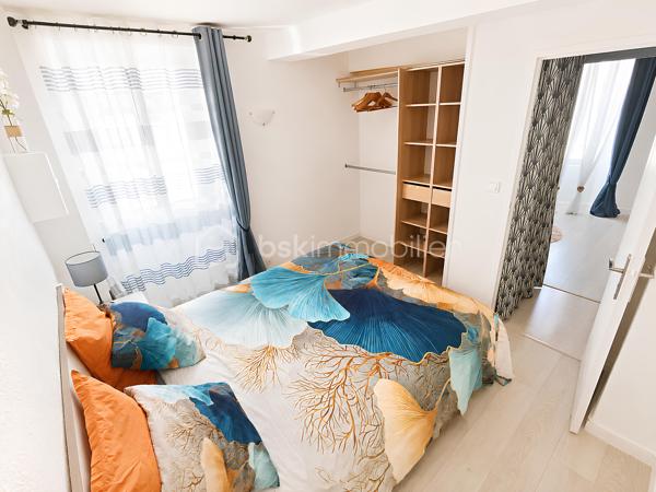 🏡 OLLIOULES CENTRE HISTORIQUE — Appartement de charme T3 de 51 m² • Vendu entièrement meublé • Rénové • Aucun travaux • Faibles charges • 2 chambres

Le charme de l'ancien, le confort d'aujourd'hui et une adresse où tout se fait à pied.

À seulement quelques pas de la place Jean Jaurès, des commerces, des écoles, du marché provençal et de toutes les commodités, découvrez un appartement de charme de 51 m², niché au 3ᵉ étage sur 4 d'un immeuble datant de 1879, où le charme de l'ancien rencontre le confort d'une rénovation soignée.

Vendu entièrement meublé et équipé, il vous permettra de vous installer immédiatement ou de démarrer un projet locatif sans investissement complémentaire. Mobilier intégralement inclus dans le prix de vente.

Derrière cette façade chargée d'histoire se dévoile un appartement entièrement rénové et soigneusement entretenu, où les rénovations ont été réalisées avec soin afin d'offrir un cadre de vie confortable tout en préservant l'âme des lieux.
La cage d'escalier, entièrement rénovée il y a seulement un an, témoigne également du soin apporté à l'entretien de la copropriété.
________________________________________

Dès l'entrée, une agréable sensation de bien-être s'installe. 

La lumière naturelle baigne les pièces de vie tandis que les matériaux choisis créent une ambiance chaleureuse et accueillante.

Le séjour, exposé Sud-Est, constitue un véritable espace de vie convivial.

Les volumes, la belle hauteur sous plafond et les poutres apparentes confèrent au séjour une atmosphère chaleureuse et authentique, typique des appartements du centre historique.

Ouverte sur le séjour, la cuisine entièrement équipée, installée il y a seulement quelques années, séduit par son design contemporain, ses nombreux rangements et sa fonctionnalité au quotidien avec une belle surface d'environ 25 m².

L'espace nuit se compose de deux véritables chambres d'environ 11 m² et 9 m², chacune bénéficiant d'un espace dressing ouvert particulièrement pratique.

La salle d'eau, moderne et parfaitement entretenue avec WC et équipée d'un meuble double vasque avec miroir contemporains complète harmonieusement l'ensemble.
________________________________________

✨ Des prestations pensées pour votre confort

Soucieuse d'offrir un cadre de vie plus confortable et économe en énergie, la propriétaire a entrepris plusieurs travaux d'amélioration :

✔ Isolation des deux chambres réalisée il y a un an

✔ Porte d'entrée remplacée il y a un an

✔ Fenêtres PVC à double vitrage phonique

✔ Tableau électrique remplacé il y a seulement 3 mois

✔ Chauffe-eau neuf (3 mois)

✔ VMC neuve (3 mois)

✔ Chauffage individuel électrique moderne au design cheminée

✔ Fibre optique

✔ Raccordement au tout-à-l'égout

Ces améliorations contribuent à offrir un appartement confortable, économe et parfaitement adapté aux exigences de la vie actuelle.

L'appartement est aujourd'hui en excellent état général et ne nécessite aucun travaux. Vous n'aurez plus qu'à poser vos valises.
________________________________________

🏢 Une copropriété bien entretenue

Administrée par un syndic professionnel, la copropriété est parfaitement entretenue et bénéficie de faibles charges d'environ 40 € par mois, comprenant notamment :

• les honoraires du syndic ;

• l'assurance de l'immeuble ;

• l'entretien des parties communes ;

• le passage d'une société de nettoyage trois fois par mois ;

• Un fond de travaux.

Taxe foncière : environ 800 € par an.
________________________________________

📍 Un emplacement privilégié

Vivre au cœur d'Ollioules, c'est profiter d'un quotidien où tout se fait à pied : commerces, restaurants, marché provençal, écoles, services et animations du village sont accessibles en seulement quelques minutes.

Le stationnement est facilité grâce aux nombreux parkings publics situés à proximité immédiate de l'appartement. Vous profitez ainsi de tous les avantages du centre historique sans renoncer au confort d'un stationnement pratique au quotidien.
________________________________________

❤️ Les atouts de ce bien :

🏡 51 m²

🛋️ Appartement vendu entièrement meublé et équipé

🏛️ Immeuble chargé d'histoire construit en 1879

📍 Emplacement privilégié au cœur du centre historique

✨ Aucun travaux à prévoir

🏠 Appartement en excellent état

☀️ Appartement lumineux

📐 Belle hauteur sous plafond

🪵 Poutres apparentes

☀️ Séjour lumineux exposé Sud-Est d'environ 25 m²

🛏️ 2 chambres avec espaces dressing

🍽️ Cuisine équipée récente

🚪 Porte d'entrée remplacée il y a un an

♨️ Chauffe-eau neuf

🌬️ VMC neuve

⚡ Tableau électrique récent

🪟 Double vitrage phonique PVC

🧱 Isolation récente des chambres

📶 Fibre optique

🔥 Chauffage individuel moderne

💶 Charges de copropriété : 40 €/mois

🚶 Centre-ville, commerces, écoles et marché accessibles à pied

🅿️ Nombreux parkings à proximité immédiate
________________________________________

Que vous recherchiez votre résidence principale, un pied-à-terre plein de charme ou un investissement patrimonial dans l'un des villages les plus recherchés de l'Ouest Toulonnais, cet appartement représente une opportunité rare sur le secteur.

Entre le charme de l'ancien, la qualité de sa rénovation, son mobilier intégralement inclus, ses faibles charges et son emplacement privilégié au cœur d'Ollioules, cet appartement réunit de nombreux atouts qui en font une opportunité rare.

Une adresse pleine de charme qui ne demande plus qu'à accueillir ses futurs propriétaires.

Contactez-moi dès aujourd'hui pour organiser votre visite.

Parcourez les photos pour consulter le plan 2D de l'appartement pour vous immerger dans chaque pièce.
Prix : 176 000 € Honoraires d'agence inclus.