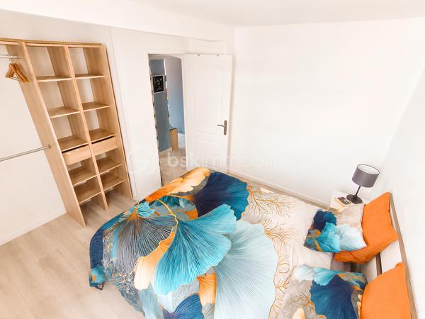 🏡 OLLIOULES CENTRE HISTORIQUE — Appartement de charme T3 de 51 m² • Vendu entièrement meublé • Rénové • Aucun travaux • Faibles charges • 2 chambres

Le charme de l'ancien, le confort d'aujourd'hui et une adresse où tout se fait à pied.

À seulement quelques pas de la place Jean Jaurès, des commerces, des écoles, du marché provençal et de toutes les commodités, découvrez un appartement de charme de 51 m², niché au 3ᵉ étage sur 4 d'un immeuble datant de 1879, où le charme de l'ancien rencontre le confort d'une rénovation soignée.

Vendu entièrement meublé et équipé, il vous permettra de vous installer immédiatement ou de démarrer un projet locatif sans investissement complémentaire. Mobilier intégralement inclus dans le prix de vente.

Derrière cette façade chargée d'histoire se dévoile un appartement entièrement rénové et soigneusement entretenu, où les rénovations ont été réalisées avec soin afin d'offrir un cadre de vie confortable tout en préservant l'âme des lieux.
La cage d'escalier, entièrement rénovée il y a seulement un an, témoigne également du soin apporté à l'entretien de la copropriété.
________________________________________

Dès l'entrée, une agréable sensation de bien-être s'installe. 

La lumière naturelle baigne les pièces de vie tandis que les matériaux choisis créent une ambiance chaleureuse et accueillante.

Le séjour, exposé Sud-Est, constitue un véritable espace de vie convivial.

Les volumes, la belle hauteur sous plafond et les poutres apparentes confèrent au séjour une atmosphère chaleureuse et authentique, typique des appartements du centre historique.

Ouverte sur le séjour, la cuisine entièrement équipée, installée il y a seulement quelques années, séduit par son design contemporain, ses nombreux rangements et sa fonctionnalité au quotidien avec une belle surface d'environ 25 m².

L'espace nuit se compose de deux véritables chambres d'environ 11 m² et 9 m², chacune bénéficiant d'un espace dressing ouvert particulièrement pratique.

La salle d'eau, moderne et parfaitement entretenue avec WC et équipée d'un meuble double vasque avec miroir contemporains complète harmonieusement l'ensemble.
________________________________________

✨ Des prestations pensées pour votre confort

Soucieuse d'offrir un cadre de vie plus confortable et économe en énergie, la propriétaire a entrepris plusieurs travaux d'amélioration :

✔ Isolation des deux chambres réalisée il y a un an

✔ Porte d'entrée remplacée il y a un an

✔ Fenêtres PVC à double vitrage phonique

✔ Tableau électrique remplacé il y a seulement 3 mois

✔ Chauffe-eau neuf (3 mois)

✔ VMC neuve (3 mois)

✔ Chauffage individuel électrique moderne au design cheminée

✔ Fibre optique

✔ Raccordement au tout-à-l'égout

Ces améliorations contribuent à offrir un appartement confortable, économe et parfaitement adapté aux exigences de la vie actuelle.

L'appartement est aujourd'hui en excellent état général et ne nécessite aucun travaux. Vous n'aurez plus qu'à poser vos valises.
________________________________________

🏢 Une copropriété bien entretenue

Administrée par un syndic professionnel, la copropriété est parfaitement entretenue et bénéficie de faibles charges d'environ 40 € par mois, comprenant notamment :

• les honoraires du syndic ;

• l'assurance de l'immeuble ;

• l'entretien des parties communes ;

• le passage d'une société de nettoyage trois fois par mois ;

• Un fond de travaux.

Taxe foncière : environ 800 € par an.
________________________________________

📍 Un emplacement privilégié

Vivre au cœur d'Ollioules, c'est profiter d'un quotidien où tout se fait à pied : commerces, restaurants, marché provençal, écoles, services et animations du village sont accessibles en seulement quelques minutes.

Le stationnement est facilité grâce aux nombreux parkings publics situés à proximité immédiate de l'appartement. Vous profitez ainsi de tous les avantages du centre historique sans renoncer au confort d'un stationnement pratique au quotidien.
________________________________________

❤️ Les atouts de ce bien :

🏡 51 m²

🛋️ Appartement vendu entièrement meublé et équipé

🏛️ Immeuble chargé d'histoire construit en 1879

📍 Emplacement privilégié au cœur du centre historique

✨ Aucun travaux à prévoir

🏠 Appartement en excellent état

☀️ Appartement lumineux

📐 Belle hauteur sous plafond

🪵 Poutres apparentes

☀️ Séjour lumineux exposé Sud-Est d'environ 25 m²

🛏️ 2 chambres avec espaces dressing

🍽️ Cuisine équipée récente

🚪 Porte d'entrée remplacée il y a un an

♨️ Chauffe-eau neuf

🌬️ VMC neuve

⚡ Tableau électrique récent

🪟 Double vitrage phonique PVC

🧱 Isolation récente des chambres

📶 Fibre optique

🔥 Chauffage individuel moderne

💶 Charges de copropriété : 40 €/mois

🚶 Centre-ville, commerces, écoles et marché accessibles à pied

🅿️ Nombreux parkings à proximité immédiate
________________________________________

Que vous recherchiez votre résidence principale, un pied-à-terre plein de charme ou un investissement patrimonial dans l'un des villages les plus recherchés de l'Ouest Toulonnais, cet appartement représente une opportunité rare sur le secteur.

Entre le charme de l'ancien, la qualité de sa rénovation, son mobilier intégralement inclus, ses faibles charges et son emplacement privilégié au cœur d'Ollioules, cet appartement réunit de nombreux atouts qui en font une opportunité rare.

Une adresse pleine de charme qui ne demande plus qu'à accueillir ses futurs propriétaires.

Contactez-moi dès aujourd'hui pour organiser votre visite.

Parcourez les photos pour consulter le plan 2D de l'appartement pour vous immerger dans chaque pièce.
Prix : 176 000 € Honoraires d'agence inclus.