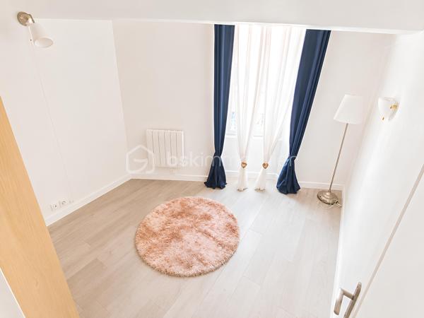 🏡 OLLIOULES CENTRE HISTORIQUE — Appartement de charme T3 de 51 m² • Vendu entièrement meublé • Rénové • Aucun travaux • Faibles charges • 2 chambres

Le charme de l'ancien, le confort d'aujourd'hui et une adresse où tout se fait à pied.

À seulement quelques pas de la place Jean Jaurès, des commerces, des écoles, du marché provençal et de toutes les commodités, découvrez un appartement de charme de 51 m², niché au 3ᵉ étage sur 4 d'un immeuble datant de 1879, où le charme de l'ancien rencontre le confort d'une rénovation soignée.

Vendu entièrement meublé et équipé, il vous permettra de vous installer immédiatement ou de démarrer un projet locatif sans investissement complémentaire. Mobilier intégralement inclus dans le prix de vente.

Derrière cette façade chargée d'histoire se dévoile un appartement entièrement rénové et soigneusement entretenu, où les rénovations ont été réalisées avec soin afin d'offrir un cadre de vie confortable tout en préservant l'âme des lieux.
La cage d'escalier, entièrement rénovée il y a seulement un an, témoigne également du soin apporté à l'entretien de la copropriété.
________________________________________

Dès l'entrée, une agréable sensation de bien-être s'installe. 

La lumière naturelle baigne les pièces de vie tandis que les matériaux choisis créent une ambiance chaleureuse et accueillante.

Le séjour, exposé Sud-Est, constitue un véritable espace de vie convivial.

Les volumes, la belle hauteur sous plafond et les poutres apparentes confèrent au séjour une atmosphère chaleureuse et authentique, typique des appartements du centre historique.

Ouverte sur le séjour, la cuisine entièrement équipée, installée il y a seulement quelques années, séduit par son design contemporain, ses nombreux rangements et sa fonctionnalité au quotidien avec une belle surface d'environ 25 m².

L'espace nuit se compose de deux véritables chambres d'environ 11 m² et 9 m², chacune bénéficiant d'un espace dressing ouvert particulièrement pratique.

La salle d'eau, moderne et parfaitement entretenue avec WC et équipée d'un meuble double vasque avec miroir contemporains complète harmonieusement l'ensemble.
________________________________________

✨ Des prestations pensées pour votre confort

Soucieuse d'offrir un cadre de vie plus confortable et économe en énergie, la propriétaire a entrepris plusieurs travaux d'amélioration :

✔ Isolation des deux chambres réalisée il y a un an

✔ Porte d'entrée remplacée il y a un an

✔ Fenêtres PVC à double vitrage phonique

✔ Tableau électrique remplacé il y a seulement 3 mois

✔ Chauffe-eau neuf (3 mois)

✔ VMC neuve (3 mois)

✔ Chauffage individuel électrique moderne au design cheminée

✔ Fibre optique

✔ Raccordement au tout-à-l'égout

Ces améliorations contribuent à offrir un appartement confortable, économe et parfaitement adapté aux exigences de la vie actuelle.

L'appartement est aujourd'hui en excellent état général et ne nécessite aucun travaux. Vous n'aurez plus qu'à poser vos valises.
________________________________________

🏢 Une copropriété bien entretenue

Administrée par un syndic professionnel, la copropriété est parfaitement entretenue et bénéficie de faibles charges d'environ 40 € par mois, comprenant notamment :

• les honoraires du syndic ;

• l'assurance de l'immeuble ;

• l'entretien des parties communes ;

• le passage d'une société de nettoyage trois fois par mois ;

• Un fond de travaux.

Taxe foncière : environ 800 € par an.
________________________________________

📍 Un emplacement privilégié

Vivre au cœur d'Ollioules, c'est profiter d'un quotidien où tout se fait à pied : commerces, restaurants, marché provençal, écoles, services et animations du village sont accessibles en seulement quelques minutes.

Le stationnement est facilité grâce aux nombreux parkings publics situés à proximité immédiate de l'appartement. Vous profitez ainsi de tous les avantages du centre historique sans renoncer au confort d'un stationnement pratique au quotidien.
________________________________________

❤️ Les atouts de ce bien :

🏡 51 m²

🛋️ Appartement vendu entièrement meublé et équipé

🏛️ Immeuble chargé d'histoire construit en 1879

📍 Emplacement privilégié au cœur du centre historique

✨ Aucun travaux à prévoir

🏠 Appartement en excellent état

☀️ Appartement lumineux

📐 Belle hauteur sous plafond

🪵 Poutres apparentes

☀️ Séjour lumineux exposé Sud-Est d'environ 25 m²

🛏️ 2 chambres avec espaces dressing

🍽️ Cuisine équipée récente

🚪 Porte d'entrée remplacée il y a un an

♨️ Chauffe-eau neuf

🌬️ VMC neuve

⚡ Tableau électrique récent

🪟 Double vitrage phonique PVC

🧱 Isolation récente des chambres

📶 Fibre optique

🔥 Chauffage individuel moderne

💶 Charges de copropriété : 40 €/mois

🚶 Centre-ville, commerces, écoles et marché accessibles à pied

🅿️ Nombreux parkings à proximité immédiate
________________________________________

Que vous recherchiez votre résidence principale, un pied-à-terre plein de charme ou un investissement patrimonial dans l'un des villages les plus recherchés de l'Ouest Toulonnais, cet appartement représente une opportunité rare sur le secteur.

Entre le charme de l'ancien, la qualité de sa rénovation, son mobilier intégralement inclus, ses faibles charges et son emplacement privilégié au cœur d'Ollioules, cet appartement réunit de nombreux atouts qui en font une opportunité rare.

Une adresse pleine de charme qui ne demande plus qu'à accueillir ses futurs propriétaires.

Contactez-moi dès aujourd'hui pour organiser votre visite.

Parcourez les photos pour consulter le plan 2D de l'appartement pour vous immerger dans chaque pièce.
Prix : 176 000 € Honoraires d'agence inclus.