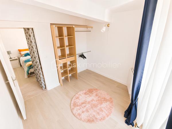 🏡 OLLIOULES CENTRE HISTORIQUE — Appartement de charme T3 de 51 m² • Vendu entièrement meublé • Rénové • Aucun travaux • Faibles charges • 2 chambres

Le charme de l'ancien, le confort d'aujourd'hui et une adresse où tout se fait à pied.

À seulement quelques pas de la place Jean Jaurès, des commerces, des écoles, du marché provençal et de toutes les commodités, découvrez un appartement de charme de 51 m², niché au 3ᵉ étage sur 4 d'un immeuble datant de 1879, où le charme de l'ancien rencontre le confort d'une rénovation soignée.

Vendu entièrement meublé et équipé, il vous permettra de vous installer immédiatement ou de démarrer un projet locatif sans investissement complémentaire. Mobilier intégralement inclus dans le prix de vente.

Derrière cette façade chargée d'histoire se dévoile un appartement entièrement rénové et soigneusement entretenu, où les rénovations ont été réalisées avec soin afin d'offrir un cadre de vie confortable tout en préservant l'âme des lieux.
La cage d'escalier, entièrement rénovée il y a seulement un an, témoigne également du soin apporté à l'entretien de la copropriété.
________________________________________

Dès l'entrée, une agréable sensation de bien-être s'installe. 

La lumière naturelle baigne les pièces de vie tandis que les matériaux choisis créent une ambiance chaleureuse et accueillante.

Le séjour, exposé Sud-Est, constitue un véritable espace de vie convivial.

Les volumes, la belle hauteur sous plafond et les poutres apparentes confèrent au séjour une atmosphère chaleureuse et authentique, typique des appartements du centre historique.

Ouverte sur le séjour, la cuisine entièrement équipée, installée il y a seulement quelques années, séduit par son design contemporain, ses nombreux rangements et sa fonctionnalité au quotidien avec une belle surface d'environ 25 m².

L'espace nuit se compose de deux véritables chambres d'environ 11 m² et 9 m², chacune bénéficiant d'un espace dressing ouvert particulièrement pratique.

La salle d'eau, moderne et parfaitement entretenue avec WC et équipée d'un meuble double vasque avec miroir contemporains complète harmonieusement l'ensemble.
________________________________________

✨ Des prestations pensées pour votre confort

Soucieuse d'offrir un cadre de vie plus confortable et économe en énergie, la propriétaire a entrepris plusieurs travaux d'amélioration :

✔ Isolation des deux chambres réalisée il y a un an

✔ Porte d'entrée remplacée il y a un an

✔ Fenêtres PVC à double vitrage phonique

✔ Tableau électrique remplacé il y a seulement 3 mois

✔ Chauffe-eau neuf (3 mois)

✔ VMC neuve (3 mois)

✔ Chauffage individuel électrique moderne au design cheminée

✔ Fibre optique

✔ Raccordement au tout-à-l'égout

Ces améliorations contribuent à offrir un appartement confortable, économe et parfaitement adapté aux exigences de la vie actuelle.

L'appartement est aujourd'hui en excellent état général et ne nécessite aucun travaux. Vous n'aurez plus qu'à poser vos valises.
________________________________________

🏢 Une copropriété bien entretenue

Administrée par un syndic professionnel, la copropriété est parfaitement entretenue et bénéficie de faibles charges d'environ 40 € par mois, comprenant notamment :

• les honoraires du syndic ;

• l'assurance de l'immeuble ;

• l'entretien des parties communes ;

• le passage d'une société de nettoyage trois fois par mois ;

• Un fond de travaux.

Taxe foncière : environ 800 € par an.
________________________________________

📍 Un emplacement privilégié

Vivre au cœur d'Ollioules, c'est profiter d'un quotidien où tout se fait à pied : commerces, restaurants, marché provençal, écoles, services et animations du village sont accessibles en seulement quelques minutes.

Le stationnement est facilité grâce aux nombreux parkings publics situés à proximité immédiate de l'appartement. Vous profitez ainsi de tous les avantages du centre historique sans renoncer au confort d'un stationnement pratique au quotidien.
________________________________________

❤️ Les atouts de ce bien :

🏡 51 m²

🛋️ Appartement vendu entièrement meublé et équipé

🏛️ Immeuble chargé d'histoire construit en 1879

📍 Emplacement privilégié au cœur du centre historique

✨ Aucun travaux à prévoir

🏠 Appartement en excellent état

☀️ Appartement lumineux

📐 Belle hauteur sous plafond

🪵 Poutres apparentes

☀️ Séjour lumineux exposé Sud-Est d'environ 25 m²

🛏️ 2 chambres avec espaces dressing

🍽️ Cuisine équipée récente

🚪 Porte d'entrée remplacée il y a un an

♨️ Chauffe-eau neuf

🌬️ VMC neuve

⚡ Tableau électrique récent

🪟 Double vitrage phonique PVC

🧱 Isolation récente des chambres

📶 Fibre optique

🔥 Chauffage individuel moderne

💶 Charges de copropriété : 40 €/mois

🚶 Centre-ville, commerces, écoles et marché accessibles à pied

🅿️ Nombreux parkings à proximité immédiate
________________________________________

Que vous recherchiez votre résidence principale, un pied-à-terre plein de charme ou un investissement patrimonial dans l'un des villages les plus recherchés de l'Ouest Toulonnais, cet appartement représente une opportunité rare sur le secteur.

Entre le charme de l'ancien, la qualité de sa rénovation, son mobilier intégralement inclus, ses faibles charges et son emplacement privilégié au cœur d'Ollioules, cet appartement réunit de nombreux atouts qui en font une opportunité rare.

Une adresse pleine de charme qui ne demande plus qu'à accueillir ses futurs propriétaires.

Contactez-moi dès aujourd'hui pour organiser votre visite.

Parcourez les photos pour consulter le plan 2D de l'appartement pour vous immerger dans chaque pièce.
Prix : 176 000 € Honoraires d'agence inclus.