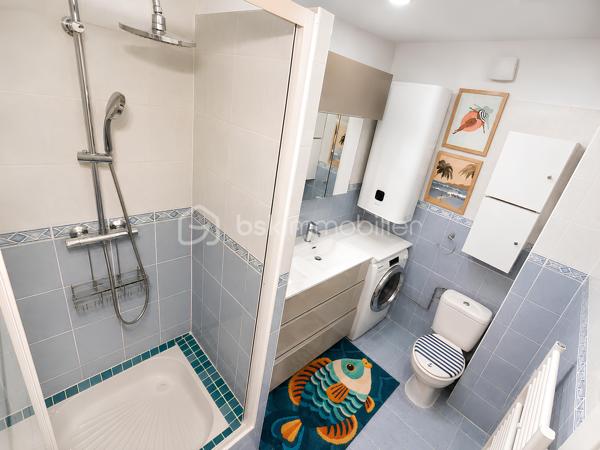 🏡 OLLIOULES CENTRE HISTORIQUE — Appartement de charme T3 de 51 m² • Vendu entièrement meublé • Rénové • Aucun travaux • Faibles charges • 2 chambres

Le charme de l'ancien, le confort d'aujourd'hui et une adresse où tout se fait à pied.

À seulement quelques pas de la place Jean Jaurès, des commerces, des écoles, du marché provençal et de toutes les commodités, découvrez un appartement de charme de 51 m², niché au 3ᵉ étage sur 4 d'un immeuble datant de 1879, où le charme de l'ancien rencontre le confort d'une rénovation soignée.

Vendu entièrement meublé et équipé, il vous permettra de vous installer immédiatement ou de démarrer un projet locatif sans investissement complémentaire. Mobilier intégralement inclus dans le prix de vente.

Derrière cette façade chargée d'histoire se dévoile un appartement entièrement rénové et soigneusement entretenu, où les rénovations ont été réalisées avec soin afin d'offrir un cadre de vie confortable tout en préservant l'âme des lieux.
La cage d'escalier, entièrement rénovée il y a seulement un an, témoigne également du soin apporté à l'entretien de la copropriété.
________________________________________

Dès l'entrée, une agréable sensation de bien-être s'installe. 

La lumière naturelle baigne les pièces de vie tandis que les matériaux choisis créent une ambiance chaleureuse et accueillante.

Le séjour, exposé Sud-Est, constitue un véritable espace de vie convivial.

Les volumes, la belle hauteur sous plafond et les poutres apparentes confèrent au séjour une atmosphère chaleureuse et authentique, typique des appartements du centre historique.

Ouverte sur le séjour, la cuisine entièrement équipée, installée il y a seulement quelques années, séduit par son design contemporain, ses nombreux rangements et sa fonctionnalité au quotidien avec une belle surface d'environ 25 m².

L'espace nuit se compose de deux véritables chambres d'environ 11 m² et 9 m², chacune bénéficiant d'un espace dressing ouvert particulièrement pratique.

La salle d'eau, moderne et parfaitement entretenue avec WC et équipée d'un meuble double vasque avec miroir contemporains complète harmonieusement l'ensemble.
________________________________________

✨ Des prestations pensées pour votre confort

Soucieuse d'offrir un cadre de vie plus confortable et économe en énergie, la propriétaire a entrepris plusieurs travaux d'amélioration :

✔ Isolation des deux chambres réalisée il y a un an

✔ Porte d'entrée remplacée il y a un an

✔ Fenêtres PVC à double vitrage phonique

✔ Tableau électrique remplacé il y a seulement 3 mois

✔ Chauffe-eau neuf (3 mois)

✔ VMC neuve (3 mois)

✔ Chauffage individuel électrique moderne au design cheminée

✔ Fibre optique

✔ Raccordement au tout-à-l'égout

Ces améliorations contribuent à offrir un appartement confortable, économe et parfaitement adapté aux exigences de la vie actuelle.

L'appartement est aujourd'hui en excellent état général et ne nécessite aucun travaux. Vous n'aurez plus qu'à poser vos valises.
________________________________________

🏢 Une copropriété bien entretenue

Administrée par un syndic professionnel, la copropriété est parfaitement entretenue et bénéficie de faibles charges d'environ 40 € par mois, comprenant notamment :

• les honoraires du syndic ;

• l'assurance de l'immeuble ;

• l'entretien des parties communes ;

• le passage d'une société de nettoyage trois fois par mois ;

• Un fond de travaux.

Taxe foncière : environ 800 € par an.
________________________________________

📍 Un emplacement privilégié

Vivre au cœur d'Ollioules, c'est profiter d'un quotidien où tout se fait à pied : commerces, restaurants, marché provençal, écoles, services et animations du village sont accessibles en seulement quelques minutes.

Le stationnement est facilité grâce aux nombreux parkings publics situés à proximité immédiate de l'appartement. Vous profitez ainsi de tous les avantages du centre historique sans renoncer au confort d'un stationnement pratique au quotidien.
________________________________________

❤️ Les atouts de ce bien :

🏡 51 m²

🛋️ Appartement vendu entièrement meublé et équipé

🏛️ Immeuble chargé d'histoire construit en 1879

📍 Emplacement privilégié au cœur du centre historique

✨ Aucun travaux à prévoir

🏠 Appartement en excellent état

☀️ Appartement lumineux

📐 Belle hauteur sous plafond

🪵 Poutres apparentes

☀️ Séjour lumineux exposé Sud-Est d'environ 25 m²

🛏️ 2 chambres avec espaces dressing

🍽️ Cuisine équipée récente

🚪 Porte d'entrée remplacée il y a un an

♨️ Chauffe-eau neuf

🌬️ VMC neuve

⚡ Tableau électrique récent

🪟 Double vitrage phonique PVC

🧱 Isolation récente des chambres

📶 Fibre optique

🔥 Chauffage individuel moderne

💶 Charges de copropriété : 40 €/mois

🚶 Centre-ville, commerces, écoles et marché accessibles à pied

🅿️ Nombreux parkings à proximité immédiate
________________________________________

Que vous recherchiez votre résidence principale, un pied-à-terre plein de charme ou un investissement patrimonial dans l'un des villages les plus recherchés de l'Ouest Toulonnais, cet appartement représente une opportunité rare sur le secteur.

Entre le charme de l'ancien, la qualité de sa rénovation, son mobilier intégralement inclus, ses faibles charges et son emplacement privilégié au cœur d'Ollioules, cet appartement réunit de nombreux atouts qui en font une opportunité rare.

Une adresse pleine de charme qui ne demande plus qu'à accueillir ses futurs propriétaires.

Contactez-moi dès aujourd'hui pour organiser votre visite.

Parcourez les photos pour consulter le plan 2D de l'appartement pour vous immerger dans chaque pièce.
Prix : 176 000 € Honoraires d'agence inclus.
