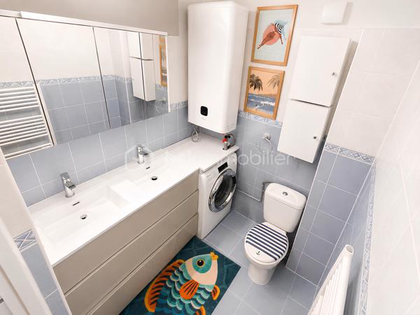 🏡 OLLIOULES CENTRE HISTORIQUE — Appartement de charme T3 de 51 m² • Vendu entièrement meublé • Rénové • Aucun travaux • Faibles charges • 2 chambres

Le charme de l'ancien, le confort d'aujourd'hui et une adresse où tout se fait à pied.

À seulement quelques pas de la place Jean Jaurès, des commerces, des écoles, du marché provençal et de toutes les commodités, découvrez un appartement de charme de 51 m², niché au 3ᵉ étage sur 4 d'un immeuble datant de 1879, où le charme de l'ancien rencontre le confort d'une rénovation soignée.

Vendu entièrement meublé et équipé, il vous permettra de vous installer immédiatement ou de démarrer un projet locatif sans investissement complémentaire. Mobilier intégralement inclus dans le prix de vente.

Derrière cette façade chargée d'histoire se dévoile un appartement entièrement rénové et soigneusement entretenu, où les rénovations ont été réalisées avec soin afin d'offrir un cadre de vie confortable tout en préservant l'âme des lieux.
La cage d'escalier, entièrement rénovée il y a seulement un an, témoigne également du soin apporté à l'entretien de la copropriété.
________________________________________

Dès l'entrée, une agréable sensation de bien-être s'installe. 

La lumière naturelle baigne les pièces de vie tandis que les matériaux choisis créent une ambiance chaleureuse et accueillante.

Le séjour, exposé Sud-Est, constitue un véritable espace de vie convivial.

Les volumes, la belle hauteur sous plafond et les poutres apparentes confèrent au séjour une atmosphère chaleureuse et authentique, typique des appartements du centre historique.

Ouverte sur le séjour, la cuisine entièrement équipée, installée il y a seulement quelques années, séduit par son design contemporain, ses nombreux rangements et sa fonctionnalité au quotidien avec une belle surface d'environ 25 m².

L'espace nuit se compose de deux véritables chambres d'environ 11 m² et 9 m², chacune bénéficiant d'un espace dressing ouvert particulièrement pratique.

La salle d'eau, moderne et parfaitement entretenue avec WC et équipée d'un meuble double vasque avec miroir contemporains complète harmonieusement l'ensemble.
________________________________________

✨ Des prestations pensées pour votre confort

Soucieuse d'offrir un cadre de vie plus confortable et économe en énergie, la propriétaire a entrepris plusieurs travaux d'amélioration :

✔ Isolation des deux chambres réalisée il y a un an

✔ Porte d'entrée remplacée il y a un an

✔ Fenêtres PVC à double vitrage phonique

✔ Tableau électrique remplacé il y a seulement 3 mois

✔ Chauffe-eau neuf (3 mois)

✔ VMC neuve (3 mois)

✔ Chauffage individuel électrique moderne au design cheminée

✔ Fibre optique

✔ Raccordement au tout-à-l'égout

Ces améliorations contribuent à offrir un appartement confortable, économe et parfaitement adapté aux exigences de la vie actuelle.

L'appartement est aujourd'hui en excellent état général et ne nécessite aucun travaux. Vous n'aurez plus qu'à poser vos valises.
________________________________________

🏢 Une copropriété bien entretenue

Administrée par un syndic professionnel, la copropriété est parfaitement entretenue et bénéficie de faibles charges d'environ 40 € par mois, comprenant notamment :

• les honoraires du syndic ;

• l'assurance de l'immeuble ;

• l'entretien des parties communes ;

• le passage d'une société de nettoyage trois fois par mois ;

• Un fond de travaux.

Taxe foncière : environ 800 € par an.
________________________________________

📍 Un emplacement privilégié

Vivre au cœur d'Ollioules, c'est profiter d'un quotidien où tout se fait à pied : commerces, restaurants, marché provençal, écoles, services et animations du village sont accessibles en seulement quelques minutes.

Le stationnement est facilité grâce aux nombreux parkings publics situés à proximité immédiate de l'appartement. Vous profitez ainsi de tous les avantages du centre historique sans renoncer au confort d'un stationnement pratique au quotidien.
________________________________________

❤️ Les atouts de ce bien :

🏡 51 m²

🛋️ Appartement vendu entièrement meublé et équipé

🏛️ Immeuble chargé d'histoire construit en 1879

📍 Emplacement privilégié au cœur du centre historique

✨ Aucun travaux à prévoir

🏠 Appartement en excellent état

☀️ Appartement lumineux

📐 Belle hauteur sous plafond

🪵 Poutres apparentes

☀️ Séjour lumineux exposé Sud-Est d'environ 25 m²

🛏️ 2 chambres avec espaces dressing

🍽️ Cuisine équipée récente

🚪 Porte d'entrée remplacée il y a un an

♨️ Chauffe-eau neuf

🌬️ VMC neuve

⚡ Tableau électrique récent

🪟 Double vitrage phonique PVC

🧱 Isolation récente des chambres

📶 Fibre optique

🔥 Chauffage individuel moderne

💶 Charges de copropriété : 40 €/mois

🚶 Centre-ville, commerces, écoles et marché accessibles à pied

🅿️ Nombreux parkings à proximité immédiate
________________________________________

Que vous recherchiez votre résidence principale, un pied-à-terre plein de charme ou un investissement patrimonial dans l'un des villages les plus recherchés de l'Ouest Toulonnais, cet appartement représente une opportunité rare sur le secteur.

Entre le charme de l'ancien, la qualité de sa rénovation, son mobilier intégralement inclus, ses faibles charges et son emplacement privilégié au cœur d'Ollioules, cet appartement réunit de nombreux atouts qui en font une opportunité rare.

Une adresse pleine de charme qui ne demande plus qu'à accueillir ses futurs propriétaires.

Contactez-moi dès aujourd'hui pour organiser votre visite.

Parcourez les photos pour consulter le plan 2D de l'appartement pour vous immerger dans chaque pièce.
Prix : 176 000 € Honoraires d'agence inclus.