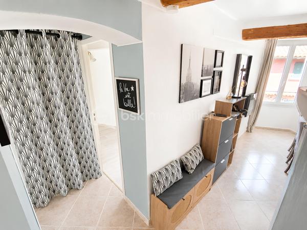 🏡 OLLIOULES CENTRE HISTORIQUE — Appartement de charme T3 de 51 m² • Vendu entièrement meublé • Rénové • Aucun travaux • Faibles charges • 2 chambres

Le charme de l'ancien, le confort d'aujourd'hui et une adresse où tout se fait à pied.

À seulement quelques pas de la place Jean Jaurès, des commerces, des écoles, du marché provençal et de toutes les commodités, découvrez un appartement de charme de 51 m², niché au 3ᵉ étage sur 4 d'un immeuble datant de 1879, où le charme de l'ancien rencontre le confort d'une rénovation soignée.

Vendu entièrement meublé et équipé, il vous permettra de vous installer immédiatement ou de démarrer un projet locatif sans investissement complémentaire. Mobilier intégralement inclus dans le prix de vente.

Derrière cette façade chargée d'histoire se dévoile un appartement entièrement rénové et soigneusement entretenu, où les rénovations ont été réalisées avec soin afin d'offrir un cadre de vie confortable tout en préservant l'âme des lieux.
La cage d'escalier, entièrement rénovée il y a seulement un an, témoigne également du soin apporté à l'entretien de la copropriété.
________________________________________

Dès l'entrée, une agréable sensation de bien-être s'installe. 

La lumière naturelle baigne les pièces de vie tandis que les matériaux choisis créent une ambiance chaleureuse et accueillante.

Le séjour, exposé Sud-Est, constitue un véritable espace de vie convivial.

Les volumes, la belle hauteur sous plafond et les poutres apparentes confèrent au séjour une atmosphère chaleureuse et authentique, typique des appartements du centre historique.

Ouverte sur le séjour, la cuisine entièrement équipée, installée il y a seulement quelques années, séduit par son design contemporain, ses nombreux rangements et sa fonctionnalité au quotidien avec une belle surface d'environ 25 m².

L'espace nuit se compose de deux véritables chambres d'environ 11 m² et 9 m², chacune bénéficiant d'un espace dressing ouvert particulièrement pratique.

La salle d'eau, moderne et parfaitement entretenue avec WC et équipée d'un meuble double vasque avec miroir contemporains complète harmonieusement l'ensemble.
________________________________________

✨ Des prestations pensées pour votre confort

Soucieuse d'offrir un cadre de vie plus confortable et économe en énergie, la propriétaire a entrepris plusieurs travaux d'amélioration :

✔ Isolation des deux chambres réalisée il y a un an

✔ Porte d'entrée remplacée il y a un an

✔ Fenêtres PVC à double vitrage phonique

✔ Tableau électrique remplacé il y a seulement 3 mois

✔ Chauffe-eau neuf (3 mois)

✔ VMC neuve (3 mois)

✔ Chauffage individuel électrique moderne au design cheminée

✔ Fibre optique

✔ Raccordement au tout-à-l'égout

Ces améliorations contribuent à offrir un appartement confortable, économe et parfaitement adapté aux exigences de la vie actuelle.

L'appartement est aujourd'hui en excellent état général et ne nécessite aucun travaux. Vous n'aurez plus qu'à poser vos valises.
________________________________________

🏢 Une copropriété bien entretenue

Administrée par un syndic professionnel, la copropriété est parfaitement entretenue et bénéficie de faibles charges d'environ 40 € par mois, comprenant notamment :

• les honoraires du syndic ;

• l'assurance de l'immeuble ;

• l'entretien des parties communes ;

• le passage d'une société de nettoyage trois fois par mois ;

• Un fond de travaux.

Taxe foncière : environ 800 € par an.
________________________________________

📍 Un emplacement privilégié

Vivre au cœur d'Ollioules, c'est profiter d'un quotidien où tout se fait à pied : commerces, restaurants, marché provençal, écoles, services et animations du village sont accessibles en seulement quelques minutes.

Le stationnement est facilité grâce aux nombreux parkings publics situés à proximité immédiate de l'appartement. Vous profitez ainsi de tous les avantages du centre historique sans renoncer au confort d'un stationnement pratique au quotidien.
________________________________________

❤️ Les atouts de ce bien :

🏡 51 m²

🛋️ Appartement vendu entièrement meublé et équipé

🏛️ Immeuble chargé d'histoire construit en 1879

📍 Emplacement privilégié au cœur du centre historique

✨ Aucun travaux à prévoir

🏠 Appartement en excellent état

☀️ Appartement lumineux

📐 Belle hauteur sous plafond

🪵 Poutres apparentes

☀️ Séjour lumineux exposé Sud-Est d'environ 25 m²

🛏️ 2 chambres avec espaces dressing

🍽️ Cuisine équipée récente

🚪 Porte d'entrée remplacée il y a un an

♨️ Chauffe-eau neuf

🌬️ VMC neuve

⚡ Tableau électrique récent

🪟 Double vitrage phonique PVC

🧱 Isolation récente des chambres

📶 Fibre optique

🔥 Chauffage individuel moderne

💶 Charges de copropriété : 40 €/mois

🚶 Centre-ville, commerces, écoles et marché accessibles à pied

🅿️ Nombreux parkings à proximité immédiate
________________________________________

Que vous recherchiez votre résidence principale, un pied-à-terre plein de charme ou un investissement patrimonial dans l'un des villages les plus recherchés de l'Ouest Toulonnais, cet appartement représente une opportunité rare sur le secteur.

Entre le charme de l'ancien, la qualité de sa rénovation, son mobilier intégralement inclus, ses faibles charges et son emplacement privilégié au cœur d'Ollioules, cet appartement réunit de nombreux atouts qui en font une opportunité rare.

Une adresse pleine de charme qui ne demande plus qu'à accueillir ses futurs propriétaires.

Contactez-moi dès aujourd'hui pour organiser votre visite.

Parcourez les photos pour consulter le plan 2D de l'appartement pour vous immerger dans chaque pièce.
Prix : 176 000 € Honoraires d'agence inclus.