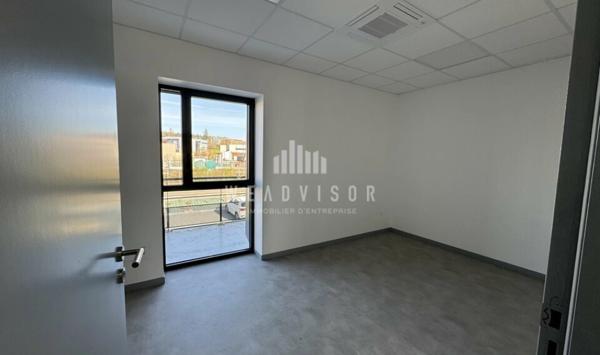A LOUER : BUREAUX DE 156,72 M² AVEC 5 STATIONNEMENTS UNIVERSITÉ LE MANS