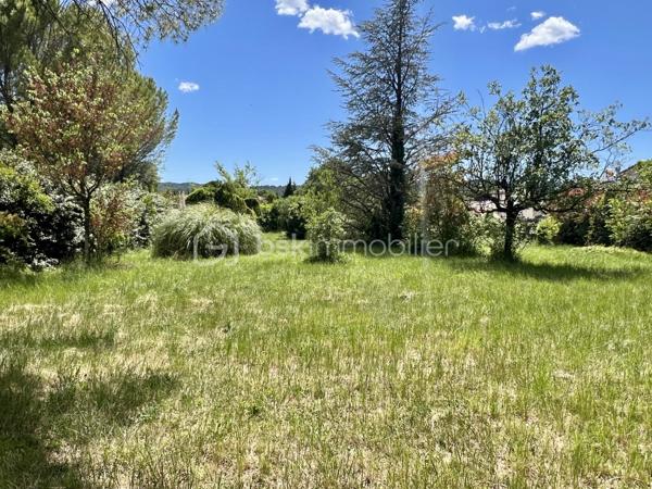 Magnifique terrain d'une superficie de 1850 m²
avec permis de construire accordé pour une villa de 142 m² de surface de plancher, sur deux niveaux.

Atouts :
Exposition Sud
Quartier résidentiel calme et recherché
Accès facile, proche des commerces, écoles et commodités. A 10 min de l'autoroute A8
Raccordements à proximité
Assainissement collectif
Constructeur libre
Entièrement clôturé