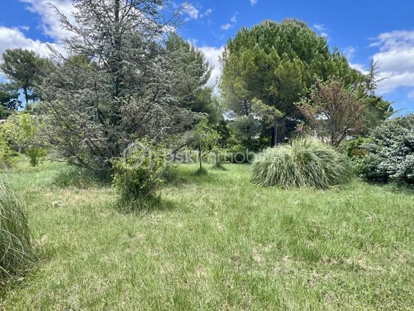 Magnifique terrain d'une superficie de 1850 m²
avec permis de construire accordé pour une villa de 142 m² de surface de plancher, sur deux niveaux.

Atouts :
Exposition Sud
Quartier résidentiel calme et recherché
Accès facile, proche des commerces, écoles et commodités. A 10 min de l'autoroute A8
Raccordements à proximité
Assainissement collectif
Constructeur libre
Entièrement clôturé