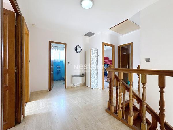 Maison de 136.51 m2 a Perpignan 6 pieces, 3 faces avec garage et jardin