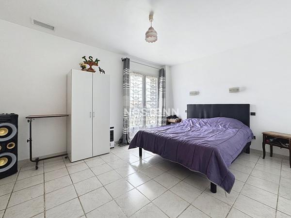 Maison de 136.51 m2 a Perpignan 6 pieces, 3 faces avec garage et jardin