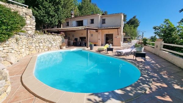Maison
         5 pièces
        - 136 m² Exclusivité 674 000 € *
