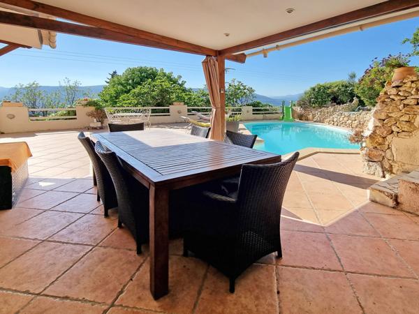 Maison
         5 pièces
        - 136 m² Exclusivité 674 000 € *