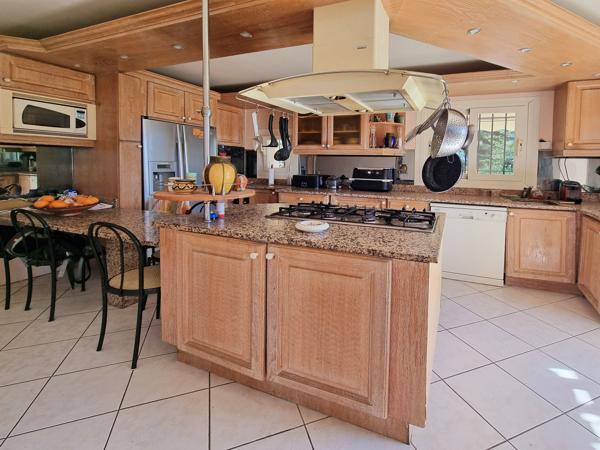 Maison
         5 pièces
        - 136 m² Exclusivité 674 000 € *