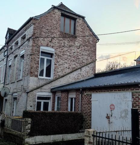 Maison mitoyenne avec travaux à réaliser, idéale pour famille ou investisseur.