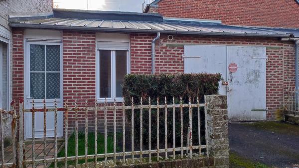 Maison mitoyenne avec travaux à réaliser, idéale pour famille ou investisseur.