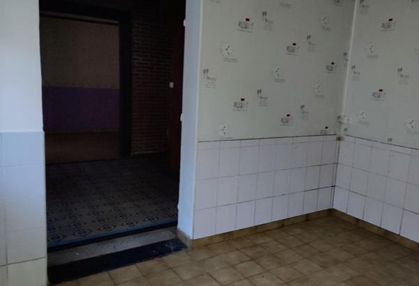 Maison mitoyenne avec travaux à réaliser, idéale pour famille ou investisseur.