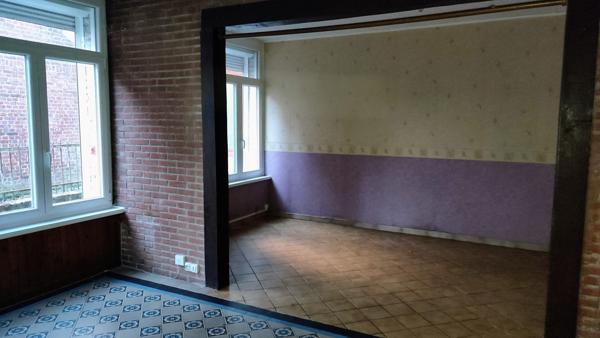 Maison mitoyenne avec travaux à réaliser, idéale pour famille ou investisseur.