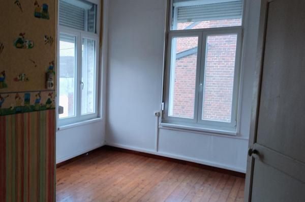 Maison mitoyenne avec travaux à réaliser, idéale pour famille ou investisseur.