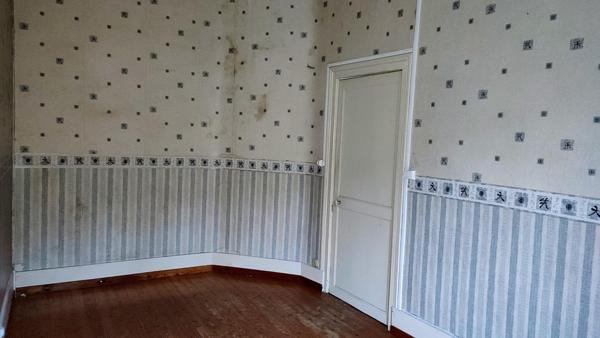 Maison mitoyenne avec travaux à réaliser, idéale pour famille ou investisseur.