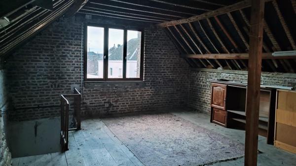 Maison mitoyenne avec travaux à réaliser, idéale pour famille ou investisseur.