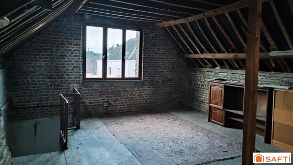 Maison mitoyenne avec travaux à réaliser, idéale pour famille ou investisseur.