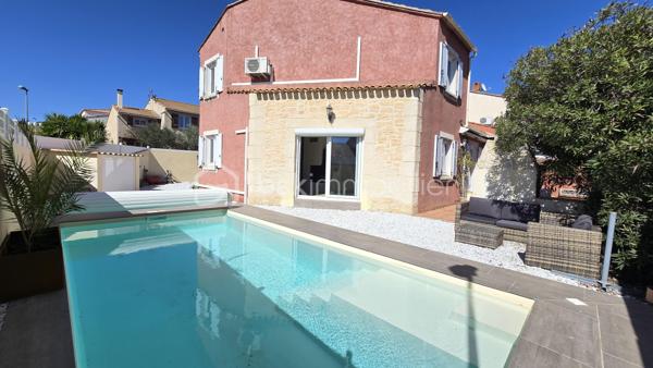 Située dans un quartier calme de frontignan, à quelques minutes du centre ville, cette maison d'une superficie d'environ 100 m2, édifiée sur une parcelle de 315 m2 en angle, sans vis à vis offre un cadre de vie agréable et fonctionnel.

Dés l'entrée, vous découvrirez une  belle pièce de vie lumineuse et chaleureuse, une cuisine séparée, équipée et aménagée avec une grande buanderie attenante, un wc séparé ainsi qu'une chambre qui vient compléter le rez-de-chaussée-de-chaussée.

A l'étage, un dégagement dessert  deux chambres supplémentaires ainsi qu'une salle d'eau moderne.

Coté extérieur, vous profiterez d'une belle piscine ainsi que d'une terrasse intimiste avec barbecue en pierre, un grand garage avec mezzanine vient compléter les prestations , offrant un espace de stationnement et de rangement très apréciable . la maison est également équipée de double vitrage et de la climatisation réversible pour optimiser votre confort.

Une belle opportunité pour celles et ceux qui recherchent un environnement paisible tout en bénéficiant de la proximité du centre ville
A visiter sans tarder !