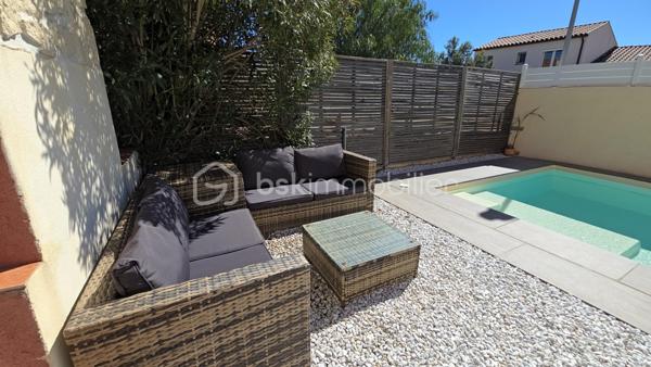 Située dans un quartier calme de frontignan, à quelques minutes du centre ville, cette maison d'une superficie d'environ 100 m2, édifiée sur une parcelle de 315 m2 en angle, sans vis à vis offre un cadre de vie agréable et fonctionnel.

Dés l'entrée, vous découvrirez une  belle pièce de vie lumineuse et chaleureuse, une cuisine séparée, équipée et aménagée avec une grande buanderie attenante, un wc séparé ainsi qu'une chambre qui vient compléter le rez-de-chaussée-de-chaussée.

A l'étage, un dégagement dessert  deux chambres supplémentaires ainsi qu'une salle d'eau moderne.

Coté extérieur, vous profiterez d'une belle piscine ainsi que d'une terrasse intimiste avec barbecue en pierre, un grand garage avec mezzanine vient compléter les prestations , offrant un espace de stationnement et de rangement très apréciable . la maison est également équipée de double vitrage et de la climatisation réversible pour optimiser votre confort.

Une belle opportunité pour celles et ceux qui recherchent un environnement paisible tout en bénéficiant de la proximité du centre ville
A visiter sans tarder !