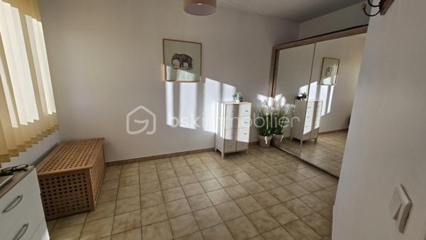 Située dans un quartier calme de frontignan, à quelques minutes du centre ville, cette maison d'une superficie d'environ 100 m2, édifiée sur une parcelle de 315 m2 en angle, sans vis à vis offre un cadre de vie agréable et fonctionnel.

Dés l'entrée, vous découvrirez une  belle pièce de vie lumineuse et chaleureuse, une cuisine séparée, équipée et aménagée avec une grande buanderie attenante, un wc séparé ainsi qu'une chambre qui vient compléter le rez-de-chaussée-de-chaussée.

A l'étage, un dégagement dessert  deux chambres supplémentaires ainsi qu'une salle d'eau moderne.

Coté extérieur, vous profiterez d'une belle piscine ainsi que d'une terrasse intimiste avec barbecue en pierre, un grand garage avec mezzanine vient compléter les prestations , offrant un espace de stationnement et de rangement très apréciable . la maison est également équipée de double vitrage et de la climatisation réversible pour optimiser votre confort.

Une belle opportunité pour celles et ceux qui recherchent un environnement paisible tout en bénéficiant de la proximité du centre ville
A visiter sans tarder !