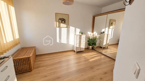 Située dans un quartier calme de frontignan, à quelques minutes du centre ville, cette maison d'une superficie d'environ 100 m2, édifiée sur une parcelle de 315 m2 en angle, sans vis à vis offre un cadre de vie agréable et fonctionnel.

Dés l'entrée, vous découvrirez une  belle pièce de vie lumineuse et chaleureuse, une cuisine séparée, équipée et aménagée avec une grande buanderie attenante, un wc séparé ainsi qu'une chambre qui vient compléter le rez-de-chaussée-de-chaussée.

A l'étage, un dégagement dessert  deux chambres supplémentaires ainsi qu'une salle d'eau moderne.

Coté extérieur, vous profiterez d'une belle piscine ainsi que d'une terrasse intimiste avec barbecue en pierre, un grand garage avec mezzanine vient compléter les prestations , offrant un espace de stationnement et de rangement très apréciable . la maison est également équipée de double vitrage et de la climatisation réversible pour optimiser votre confort.

Une belle opportunité pour celles et ceux qui recherchent un environnement paisible tout en bénéficiant de la proximité du centre ville
A visiter sans tarder !