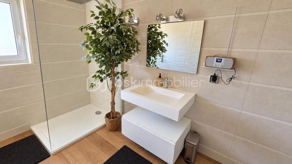 Située dans un quartier calme de frontignan, à quelques minutes du centre ville, cette maison d'une superficie d'environ 100 m2, édifiée sur une parcelle de 315 m2 en angle, sans vis à vis offre un cadre de vie agréable et fonctionnel.

Dés l'entrée, vous découvrirez une  belle pièce de vie lumineuse et chaleureuse, une cuisine séparée, équipée et aménagée avec une grande buanderie attenante, un wc séparé ainsi qu'une chambre qui vient compléter le rez-de-chaussée-de-chaussée.

A l'étage, un dégagement dessert  deux chambres supplémentaires ainsi qu'une salle d'eau moderne.

Coté extérieur, vous profiterez d'une belle piscine ainsi que d'une terrasse intimiste avec barbecue en pierre, un grand garage avec mezzanine vient compléter les prestations , offrant un espace de stationnement et de rangement très apréciable . la maison est également équipée de double vitrage et de la climatisation réversible pour optimiser votre confort.

Une belle opportunité pour celles et ceux qui recherchent un environnement paisible tout en bénéficiant de la proximité du centre ville
A visiter sans tarder !