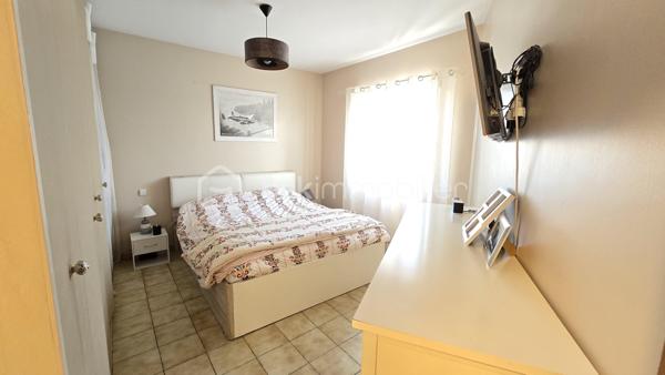 Située dans un quartier calme de frontignan, à quelques minutes du centre ville, cette maison d'une superficie d'environ 100 m2, édifiée sur une parcelle de 315 m2 en angle, sans vis à vis offre un cadre de vie agréable et fonctionnel.

Dés l'entrée, vous découvrirez une  belle pièce de vie lumineuse et chaleureuse, une cuisine séparée, équipée et aménagée avec une grande buanderie attenante, un wc séparé ainsi qu'une chambre qui vient compléter le rez-de-chaussée-de-chaussée.

A l'étage, un dégagement dessert  deux chambres supplémentaires ainsi qu'une salle d'eau moderne.

Coté extérieur, vous profiterez d'une belle piscine ainsi que d'une terrasse intimiste avec barbecue en pierre, un grand garage avec mezzanine vient compléter les prestations , offrant un espace de stationnement et de rangement très apréciable . la maison est également équipée de double vitrage et de la climatisation réversible pour optimiser votre confort.

Une belle opportunité pour celles et ceux qui recherchent un environnement paisible tout en bénéficiant de la proximité du centre ville
A visiter sans tarder !