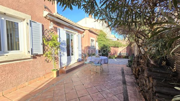 Située dans un quartier calme de frontignan, à quelques minutes du centre ville, cette maison d'une superficie d'environ 100 m2, édifiée sur une parcelle de 315 m2 en angle, sans vis à vis offre un cadre de vie agréable et fonctionnel.

Dés l'entrée, vous découvrirez une  belle pièce de vie lumineuse et chaleureuse, une cuisine séparée, équipée et aménagée avec une grande buanderie attenante, un wc séparé ainsi qu'une chambre qui vient compléter le rez-de-chaussée-de-chaussée.

A l'étage, un dégagement dessert  deux chambres supplémentaires ainsi qu'une salle d'eau moderne.

Coté extérieur, vous profiterez d'une belle piscine ainsi que d'une terrasse intimiste avec barbecue en pierre, un grand garage avec mezzanine vient compléter les prestations , offrant un espace de stationnement et de rangement très apréciable . la maison est également équipée de double vitrage et de la climatisation réversible pour optimiser votre confort.

Une belle opportunité pour celles et ceux qui recherchent un environnement paisible tout en bénéficiant de la proximité du centre ville
A visiter sans tarder !