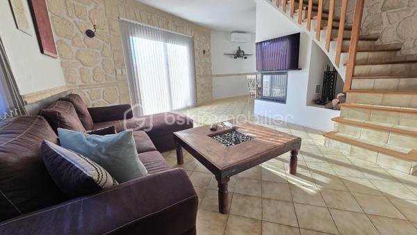 Située dans un quartier calme de frontignan, à quelques minutes du centre ville, cette maison d'une superficie d'environ 100 m2, édifiée sur une parcelle de 315 m2 en angle, sans vis à vis offre un cadre de vie agréable et fonctionnel.

Dés l'entrée, vous découvrirez une  belle pièce de vie lumineuse et chaleureuse, une cuisine séparée, équipée et aménagée avec une grande buanderie attenante, un wc séparé ainsi qu'une chambre qui vient compléter le rez-de-chaussée-de-chaussée.

A l'étage, un dégagement dessert  deux chambres supplémentaires ainsi qu'une salle d'eau moderne.

Coté extérieur, vous profiterez d'une belle piscine ainsi que d'une terrasse intimiste avec barbecue en pierre, un grand garage avec mezzanine vient compléter les prestations , offrant un espace de stationnement et de rangement très apréciable . la maison est également équipée de double vitrage et de la climatisation réversible pour optimiser votre confort.

Une belle opportunité pour celles et ceux qui recherchent un environnement paisible tout en bénéficiant de la proximité du centre ville
A visiter sans tarder !