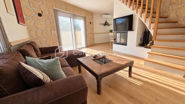 Située dans un quartier calme de frontignan, à quelques minutes du centre ville, cette maison d'une superficie d'environ 100 m2, édifiée sur une parcelle de 315 m2 en angle, sans vis à vis offre un cadre de vie agréable et fonctionnel.

Dés l'entrée, vous découvrirez une  belle pièce de vie lumineuse et chaleureuse, une cuisine séparée, équipée et aménagée avec une grande buanderie attenante, un wc séparé ainsi qu'une chambre qui vient compléter le rez-de-chaussée-de-chaussée.

A l'étage, un dégagement dessert  deux chambres supplémentaires ainsi qu'une salle d'eau moderne.

Coté extérieur, vous profiterez d'une belle piscine ainsi que d'une terrasse intimiste avec barbecue en pierre, un grand garage avec mezzanine vient compléter les prestations , offrant un espace de stationnement et de rangement très apréciable . la maison est également équipée de double vitrage et de la climatisation réversible pour optimiser votre confort.

Une belle opportunité pour celles et ceux qui recherchent un environnement paisible tout en bénéficiant de la proximité du centre ville
A visiter sans tarder !