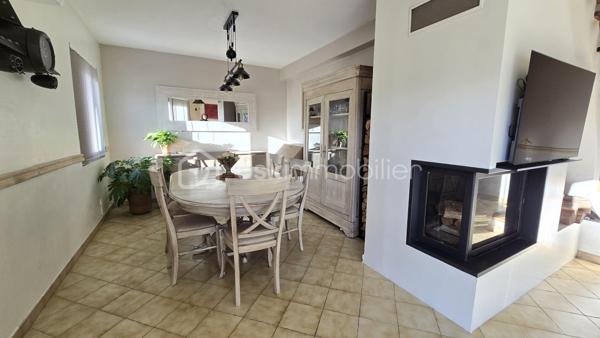 Située dans un quartier calme de frontignan, à quelques minutes du centre ville, cette maison d'une superficie d'environ 100 m2, édifiée sur une parcelle de 315 m2 en angle, sans vis à vis offre un cadre de vie agréable et fonctionnel.

Dés l'entrée, vous découvrirez une  belle pièce de vie lumineuse et chaleureuse, une cuisine séparée, équipée et aménagée avec une grande buanderie attenante, un wc séparé ainsi qu'une chambre qui vient compléter le rez-de-chaussée-de-chaussée.

A l'étage, un dégagement dessert  deux chambres supplémentaires ainsi qu'une salle d'eau moderne.

Coté extérieur, vous profiterez d'une belle piscine ainsi que d'une terrasse intimiste avec barbecue en pierre, un grand garage avec mezzanine vient compléter les prestations , offrant un espace de stationnement et de rangement très apréciable . la maison est également équipée de double vitrage et de la climatisation réversible pour optimiser votre confort.

Une belle opportunité pour celles et ceux qui recherchent un environnement paisible tout en bénéficiant de la proximité du centre ville
A visiter sans tarder !