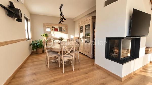 Située dans un quartier calme de frontignan, à quelques minutes du centre ville, cette maison d'une superficie d'environ 100 m2, édifiée sur une parcelle de 315 m2 en angle, sans vis à vis offre un cadre de vie agréable et fonctionnel.

Dés l'entrée, vous découvrirez une  belle pièce de vie lumineuse et chaleureuse, une cuisine séparée, équipée et aménagée avec une grande buanderie attenante, un wc séparé ainsi qu'une chambre qui vient compléter le rez-de-chaussée-de-chaussée.

A l'étage, un dégagement dessert  deux chambres supplémentaires ainsi qu'une salle d'eau moderne.

Coté extérieur, vous profiterez d'une belle piscine ainsi que d'une terrasse intimiste avec barbecue en pierre, un grand garage avec mezzanine vient compléter les prestations , offrant un espace de stationnement et de rangement très apréciable . la maison est également équipée de double vitrage et de la climatisation réversible pour optimiser votre confort.

Une belle opportunité pour celles et ceux qui recherchent un environnement paisible tout en bénéficiant de la proximité du centre ville
A visiter sans tarder !