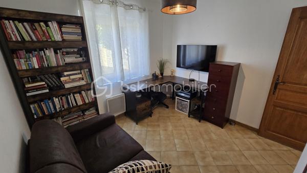 Située dans un quartier calme de frontignan, à quelques minutes du centre ville, cette maison d'une superficie d'environ 100 m2, édifiée sur une parcelle de 315 m2 en angle, sans vis à vis offre un cadre de vie agréable et fonctionnel.

Dés l'entrée, vous découvrirez une  belle pièce de vie lumineuse et chaleureuse, une cuisine séparée, équipée et aménagée avec une grande buanderie attenante, un wc séparé ainsi qu'une chambre qui vient compléter le rez-de-chaussée-de-chaussée.

A l'étage, un dégagement dessert  deux chambres supplémentaires ainsi qu'une salle d'eau moderne.

Coté extérieur, vous profiterez d'une belle piscine ainsi que d'une terrasse intimiste avec barbecue en pierre, un grand garage avec mezzanine vient compléter les prestations , offrant un espace de stationnement et de rangement très apréciable . la maison est également équipée de double vitrage et de la climatisation réversible pour optimiser votre confort.

Une belle opportunité pour celles et ceux qui recherchent un environnement paisible tout en bénéficiant de la proximité du centre ville
A visiter sans tarder !