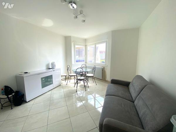 Studio situé au 1er étage sans ascenseur composé d'une kitchenette ouverte sur un séjour et une...