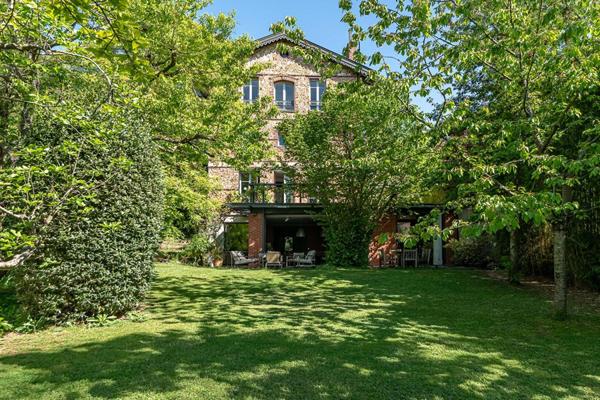 Maison de famille réinventée et son jardin secret dans le très prisé quartier Brancas