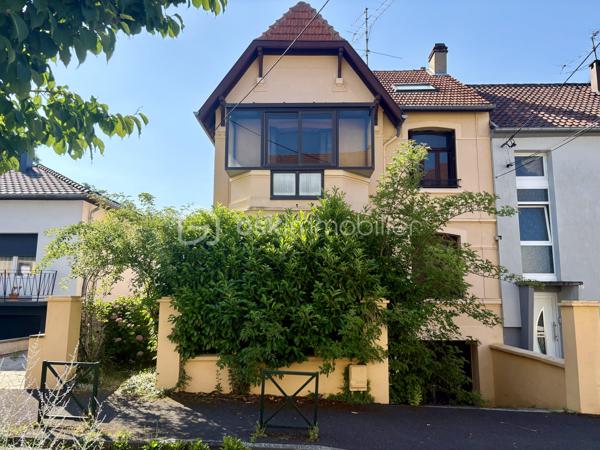 Située à Sarreguemines, cette maison mitoyenne d’un côté, d’environ 135 m², offre un beau potentiel pour les amateurs de rénovation et les projets immobiliers.

Répartie sur plusieurs niveaux, elle dispose actuellement de nombreux espaces pouvant être repensés selon les besoins : au rez-de-chaussée, vous trouverez notamment un séjour, un salon, une cuisine, une chambre ainsi qu’une salle d’eau.

Le premier étage propose également plusieurs pièces de vie, une cuisine, une chambre et une salle de bains. Les combles offrent quant à eux deux espaces supplémentaires pouvant être aménagés en chambres ou selon les envies.

La maison bénéficie également d’une petite loggia fermée accessible depuis l’étage, apportant un espace supplémentaire et une ouverture agréable sur l’extérieur.

La configuration actuelle, avec ses différents espaces et ses deux cuisines, peut permettre d’envisager plusieurs projets : créer une grande habitation familiale, repenser entièrement les volumes ou réfléchir à un projet locatif, sous réserve des travaux et autorisations nécessaires.

À l’extérieur, le bien dispose d’un garage pouvant accueillir deux véhicules, d’une cave ainsi que d’un grand jardin à l’arrière.

L’ensemble nécessite une rénovation complète. Cette maison s’adresse donc particulièrement aux personnes à la recherche d’un véritable projet de rénovation, avec la possibilité de transformer et de moderniser les espaces selon leurs besoins et leurs envies.

Une belle opportunité pour révéler le potentiel de cette ancienne maison et lui donner une nouvelle vie.