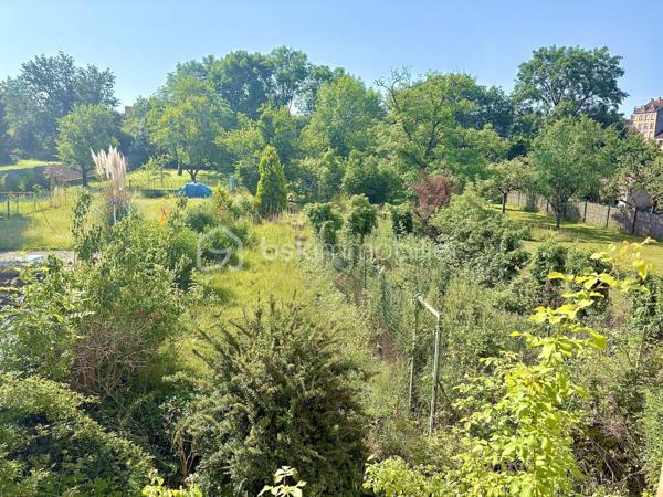 Située à Sarreguemines, cette maison mitoyenne d’un côté, d’environ 135 m², offre un beau potentiel pour les amateurs de rénovation et les projets immobiliers.

Répartie sur plusieurs niveaux, elle dispose actuellement de nombreux espaces pouvant être repensés selon les besoins : au rez-de-chaussée, vous trouverez notamment un séjour, un salon, une cuisine, une chambre ainsi qu’une salle d’eau.

Le premier étage propose également plusieurs pièces de vie, une cuisine, une chambre et une salle de bains. Les combles offrent quant à eux deux espaces supplémentaires pouvant être aménagés en chambres ou selon les envies.

La maison bénéficie également d’une petite loggia fermée accessible depuis l’étage, apportant un espace supplémentaire et une ouverture agréable sur l’extérieur.

La configuration actuelle, avec ses différents espaces et ses deux cuisines, peut permettre d’envisager plusieurs projets : créer une grande habitation familiale, repenser entièrement les volumes ou réfléchir à un projet locatif, sous réserve des travaux et autorisations nécessaires.

À l’extérieur, le bien dispose d’un garage pouvant accueillir deux véhicules, d’une cave ainsi que d’un grand jardin à l’arrière.

L’ensemble nécessite une rénovation complète. Cette maison s’adresse donc particulièrement aux personnes à la recherche d’un véritable projet de rénovation, avec la possibilité de transformer et de moderniser les espaces selon leurs besoins et leurs envies.

Une belle opportunité pour révéler le potentiel de cette ancienne maison et lui donner une nouvelle vie.