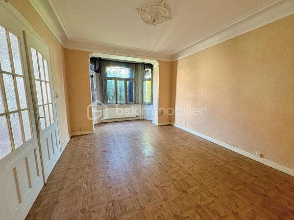 Située à Sarreguemines, cette maison mitoyenne d’un côté, d’environ 135 m², offre un beau potentiel pour les amateurs de rénovation et les projets immobiliers.

Répartie sur plusieurs niveaux, elle dispose actuellement de nombreux espaces pouvant être repensés selon les besoins : au rez-de-chaussée, vous trouverez notamment un séjour, un salon, une cuisine, une chambre ainsi qu’une salle d’eau.

Le premier étage propose également plusieurs pièces de vie, une cuisine, une chambre et une salle de bains. Les combles offrent quant à eux deux espaces supplémentaires pouvant être aménagés en chambres ou selon les envies.

La maison bénéficie également d’une petite loggia fermée accessible depuis l’étage, apportant un espace supplémentaire et une ouverture agréable sur l’extérieur.

La configuration actuelle, avec ses différents espaces et ses deux cuisines, peut permettre d’envisager plusieurs projets : créer une grande habitation familiale, repenser entièrement les volumes ou réfléchir à un projet locatif, sous réserve des travaux et autorisations nécessaires.

À l’extérieur, le bien dispose d’un garage pouvant accueillir deux véhicules, d’une cave ainsi que d’un grand jardin à l’arrière.

L’ensemble nécessite une rénovation complète. Cette maison s’adresse donc particulièrement aux personnes à la recherche d’un véritable projet de rénovation, avec la possibilité de transformer et de moderniser les espaces selon leurs besoins et leurs envies.

Une belle opportunité pour révéler le potentiel de cette ancienne maison et lui donner une nouvelle vie.