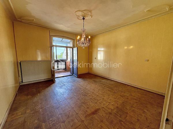 Située à Sarreguemines, cette maison mitoyenne d’un côté, d’environ 135 m², offre un beau potentiel pour les amateurs de rénovation et les projets immobiliers.

Répartie sur plusieurs niveaux, elle dispose actuellement de nombreux espaces pouvant être repensés selon les besoins : au rez-de-chaussée, vous trouverez notamment un séjour, un salon, une cuisine, une chambre ainsi qu’une salle d’eau.

Le premier étage propose également plusieurs pièces de vie, une cuisine, une chambre et une salle de bains. Les combles offrent quant à eux deux espaces supplémentaires pouvant être aménagés en chambres ou selon les envies.

La maison bénéficie également d’une petite loggia fermée accessible depuis l’étage, apportant un espace supplémentaire et une ouverture agréable sur l’extérieur.

La configuration actuelle, avec ses différents espaces et ses deux cuisines, peut permettre d’envisager plusieurs projets : créer une grande habitation familiale, repenser entièrement les volumes ou réfléchir à un projet locatif, sous réserve des travaux et autorisations nécessaires.

À l’extérieur, le bien dispose d’un garage pouvant accueillir deux véhicules, d’une cave ainsi que d’un grand jardin à l’arrière.

L’ensemble nécessite une rénovation complète. Cette maison s’adresse donc particulièrement aux personnes à la recherche d’un véritable projet de rénovation, avec la possibilité de transformer et de moderniser les espaces selon leurs besoins et leurs envies.

Une belle opportunité pour révéler le potentiel de cette ancienne maison et lui donner une nouvelle vie.