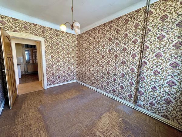 Située à Sarreguemines, cette maison mitoyenne d’un côté, d’environ 135 m², offre un beau potentiel pour les amateurs de rénovation et les projets immobiliers.

Répartie sur plusieurs niveaux, elle dispose actuellement de nombreux espaces pouvant être repensés selon les besoins : au rez-de-chaussée, vous trouverez notamment un séjour, un salon, une cuisine, une chambre ainsi qu’une salle d’eau.

Le premier étage propose également plusieurs pièces de vie, une cuisine, une chambre et une salle de bains. Les combles offrent quant à eux deux espaces supplémentaires pouvant être aménagés en chambres ou selon les envies.

La maison bénéficie également d’une petite loggia fermée accessible depuis l’étage, apportant un espace supplémentaire et une ouverture agréable sur l’extérieur.

La configuration actuelle, avec ses différents espaces et ses deux cuisines, peut permettre d’envisager plusieurs projets : créer une grande habitation familiale, repenser entièrement les volumes ou réfléchir à un projet locatif, sous réserve des travaux et autorisations nécessaires.

À l’extérieur, le bien dispose d’un garage pouvant accueillir deux véhicules, d’une cave ainsi que d’un grand jardin à l’arrière.

L’ensemble nécessite une rénovation complète. Cette maison s’adresse donc particulièrement aux personnes à la recherche d’un véritable projet de rénovation, avec la possibilité de transformer et de moderniser les espaces selon leurs besoins et leurs envies.

Une belle opportunité pour révéler le potentiel de cette ancienne maison et lui donner une nouvelle vie.