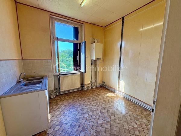 Située à Sarreguemines, cette maison mitoyenne d’un côté, d’environ 135 m², offre un beau potentiel pour les amateurs de rénovation et les projets immobiliers.

Répartie sur plusieurs niveaux, elle dispose actuellement de nombreux espaces pouvant être repensés selon les besoins : au rez-de-chaussée, vous trouverez notamment un séjour, un salon, une cuisine, une chambre ainsi qu’une salle d’eau.

Le premier étage propose également plusieurs pièces de vie, une cuisine, une chambre et une salle de bains. Les combles offrent quant à eux deux espaces supplémentaires pouvant être aménagés en chambres ou selon les envies.

La maison bénéficie également d’une petite loggia fermée accessible depuis l’étage, apportant un espace supplémentaire et une ouverture agréable sur l’extérieur.

La configuration actuelle, avec ses différents espaces et ses deux cuisines, peut permettre d’envisager plusieurs projets : créer une grande habitation familiale, repenser entièrement les volumes ou réfléchir à un projet locatif, sous réserve des travaux et autorisations nécessaires.

À l’extérieur, le bien dispose d’un garage pouvant accueillir deux véhicules, d’une cave ainsi que d’un grand jardin à l’arrière.

L’ensemble nécessite une rénovation complète. Cette maison s’adresse donc particulièrement aux personnes à la recherche d’un véritable projet de rénovation, avec la possibilité de transformer et de moderniser les espaces selon leurs besoins et leurs envies.

Une belle opportunité pour révéler le potentiel de cette ancienne maison et lui donner une nouvelle vie.