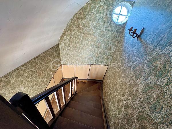Située à Sarreguemines, cette maison mitoyenne d’un côté, d’environ 135 m², offre un beau potentiel pour les amateurs de rénovation et les projets immobiliers.

Répartie sur plusieurs niveaux, elle dispose actuellement de nombreux espaces pouvant être repensés selon les besoins : au rez-de-chaussée, vous trouverez notamment un séjour, un salon, une cuisine, une chambre ainsi qu’une salle d’eau.

Le premier étage propose également plusieurs pièces de vie, une cuisine, une chambre et une salle de bains. Les combles offrent quant à eux deux espaces supplémentaires pouvant être aménagés en chambres ou selon les envies.

La maison bénéficie également d’une petite loggia fermée accessible depuis l’étage, apportant un espace supplémentaire et une ouverture agréable sur l’extérieur.

La configuration actuelle, avec ses différents espaces et ses deux cuisines, peut permettre d’envisager plusieurs projets : créer une grande habitation familiale, repenser entièrement les volumes ou réfléchir à un projet locatif, sous réserve des travaux et autorisations nécessaires.

À l’extérieur, le bien dispose d’un garage pouvant accueillir deux véhicules, d’une cave ainsi que d’un grand jardin à l’arrière.

L’ensemble nécessite une rénovation complète. Cette maison s’adresse donc particulièrement aux personnes à la recherche d’un véritable projet de rénovation, avec la possibilité de transformer et de moderniser les espaces selon leurs besoins et leurs envies.

Une belle opportunité pour révéler le potentiel de cette ancienne maison et lui donner une nouvelle vie.