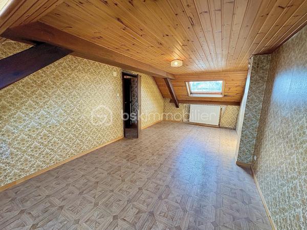 Située à Sarreguemines, cette maison mitoyenne d’un côté, d’environ 135 m², offre un beau potentiel pour les amateurs de rénovation et les projets immobiliers.

Répartie sur plusieurs niveaux, elle dispose actuellement de nombreux espaces pouvant être repensés selon les besoins : au rez-de-chaussée, vous trouverez notamment un séjour, un salon, une cuisine, une chambre ainsi qu’une salle d’eau.

Le premier étage propose également plusieurs pièces de vie, une cuisine, une chambre et une salle de bains. Les combles offrent quant à eux deux espaces supplémentaires pouvant être aménagés en chambres ou selon les envies.

La maison bénéficie également d’une petite loggia fermée accessible depuis l’étage, apportant un espace supplémentaire et une ouverture agréable sur l’extérieur.

La configuration actuelle, avec ses différents espaces et ses deux cuisines, peut permettre d’envisager plusieurs projets : créer une grande habitation familiale, repenser entièrement les volumes ou réfléchir à un projet locatif, sous réserve des travaux et autorisations nécessaires.

À l’extérieur, le bien dispose d’un garage pouvant accueillir deux véhicules, d’une cave ainsi que d’un grand jardin à l’arrière.

L’ensemble nécessite une rénovation complète. Cette maison s’adresse donc particulièrement aux personnes à la recherche d’un véritable projet de rénovation, avec la possibilité de transformer et de moderniser les espaces selon leurs besoins et leurs envies.

Une belle opportunité pour révéler le potentiel de cette ancienne maison et lui donner une nouvelle vie.