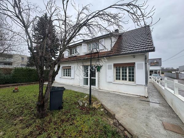 Belle maison idéalement située pour l'exercice d'une profession libérale.