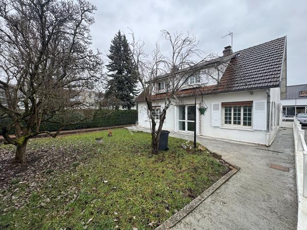 Belle maison idéalement située pour l'exercice d'une profession libérale.